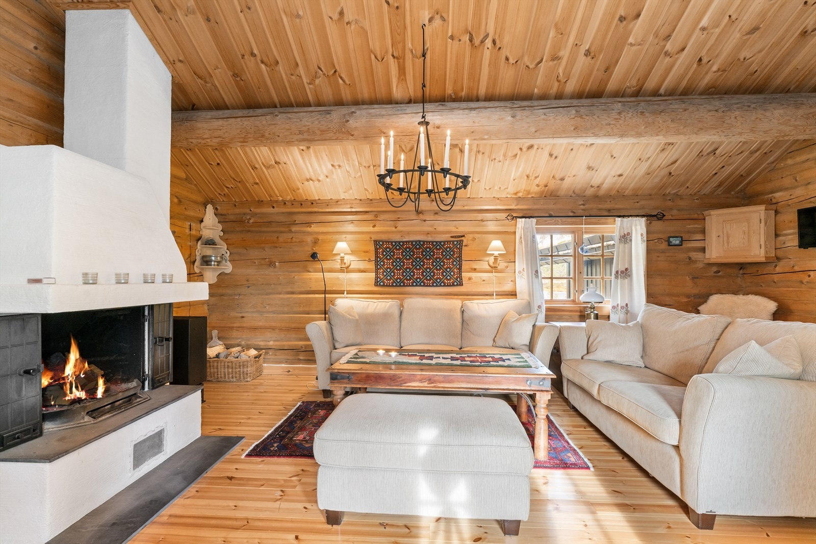 Tradisjonelle material og vargevalg, med en lun og koselig stemning. I kombinasjon av peisfyring, solcellebelysning og stearinlys - finner man raskt den gode hytte-roen. Galleribilde