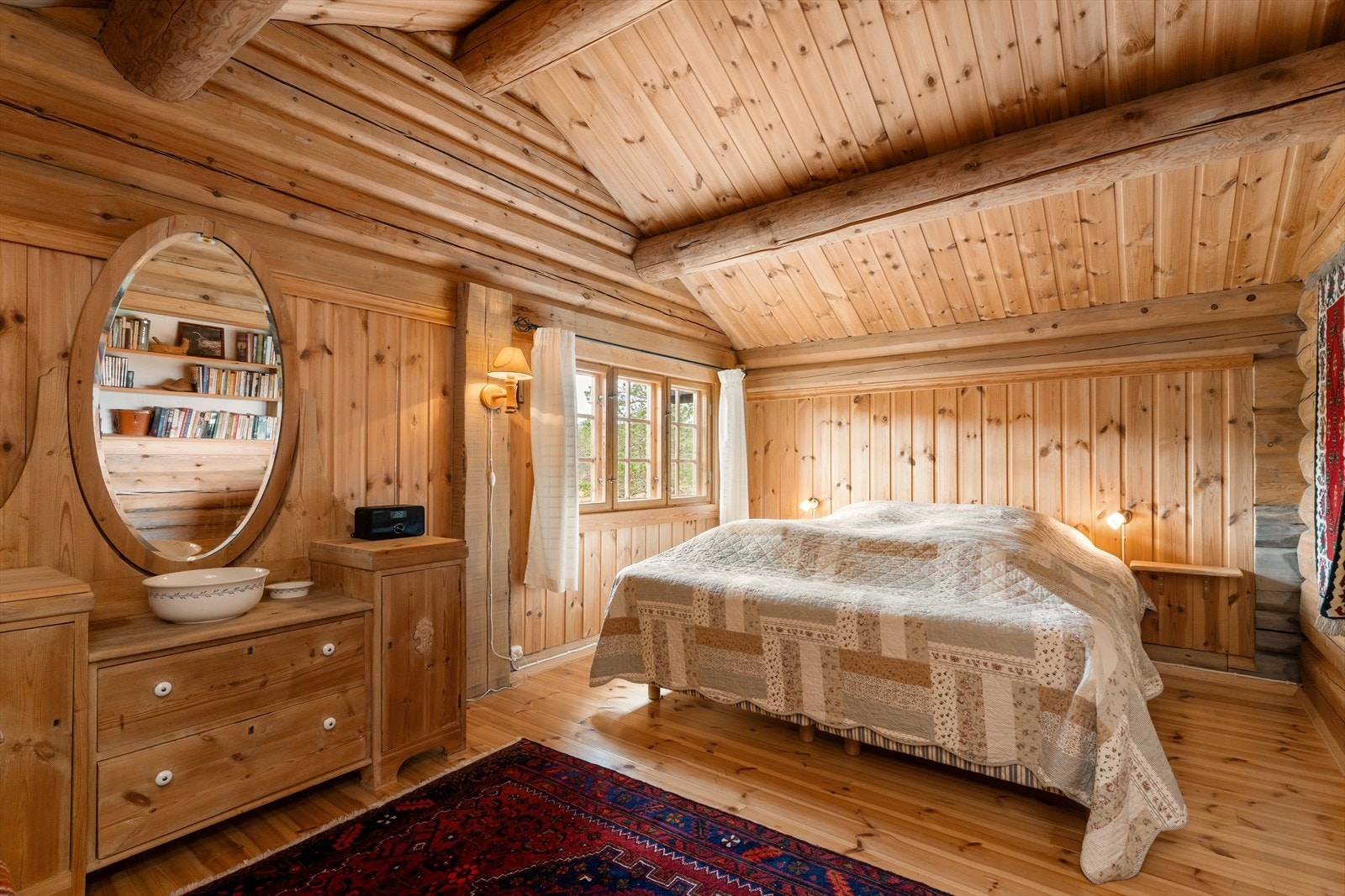 Hytta har tre romslige soverom, hvor spesielt 2 av disse er av meget god størrelse. Her avbildet hovedsoverommet, lengst inn mot fjellet, og med fantastiske utsiktsvinduer fra senga. Galleribilde