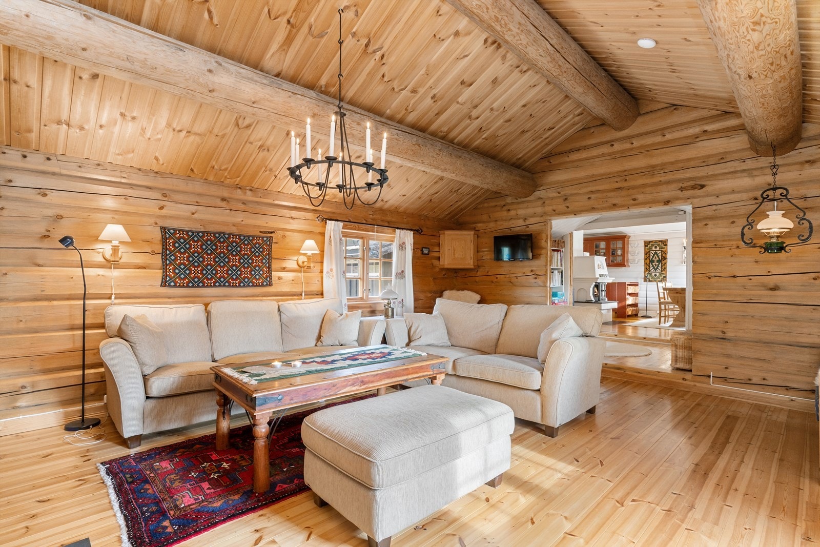 Ut fra kjøkkenet har man den tilflydde og nyere tømmerkassa, som rommer et oppholdsrom og et ekstra soverom. Her er stuen plassert, med god boltreplass. Galleribilde