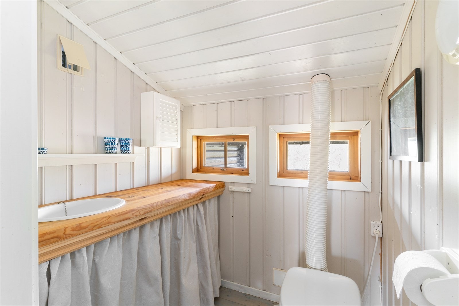 Hytta er videre utstyrt med et innvendig toalettrom med toalett med liten tank/bøtte under. Det er vifte på selve toalettet. Utslagsvask med avløp ut. Galleribilde