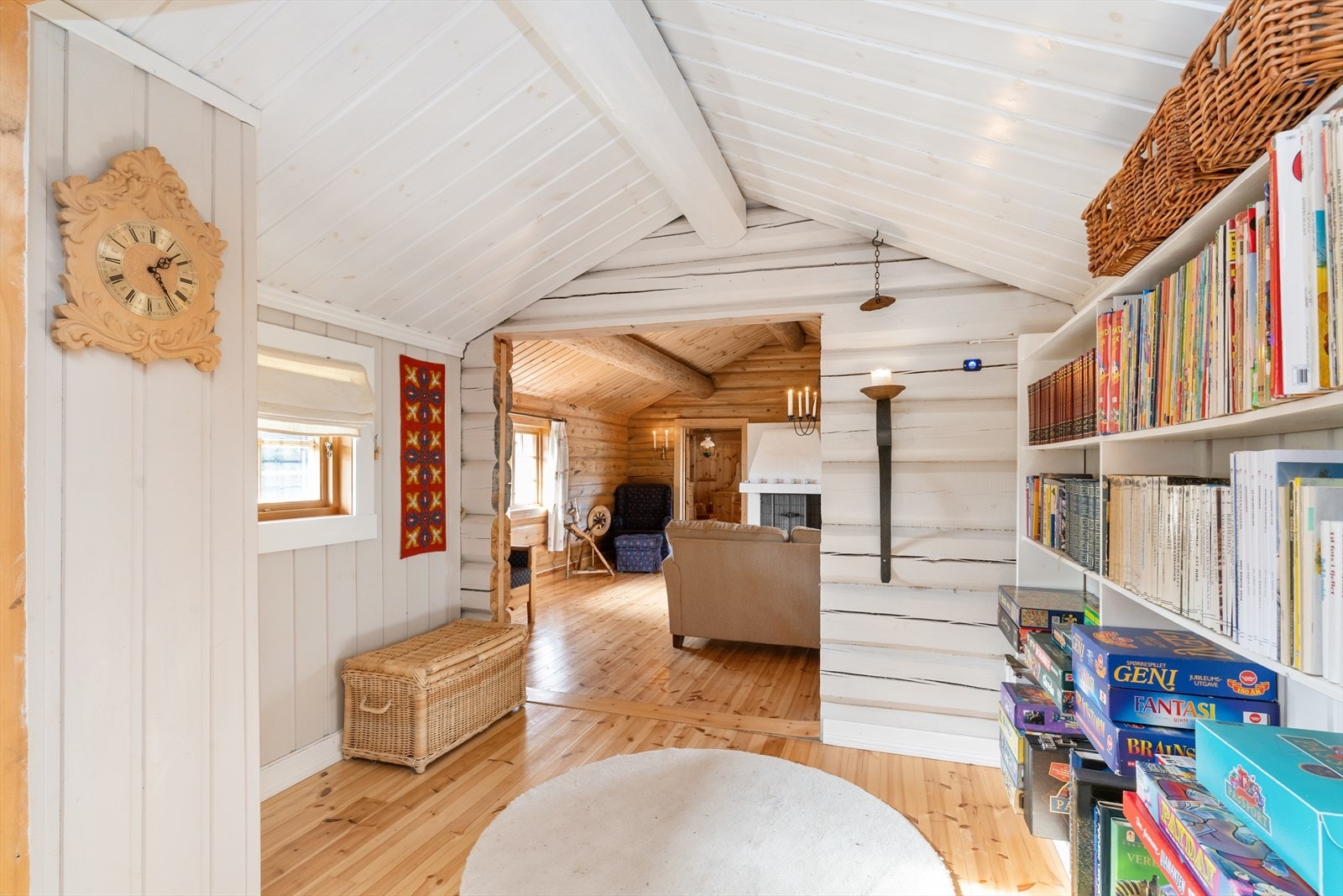 Mellomgang mellom eldre del og nyere del av hytta. Her er det god plass til ulik lagring, for den bokglade, eller for spill-entusiasten. Galleribilde