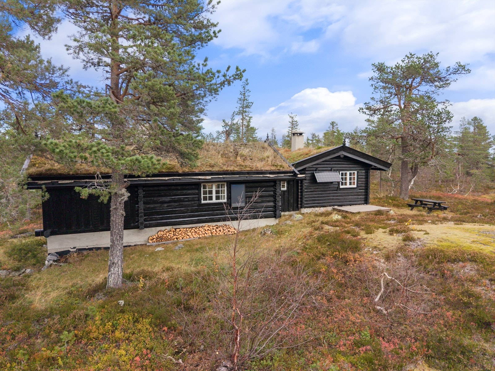 Eiendommen ligger i et lett skrånende terreng. Tomten er i hovedsak en naturtomt hvor hytta i stor grad er fundamentert direkte på fjell med naturlig avrenning. Galleribilde
