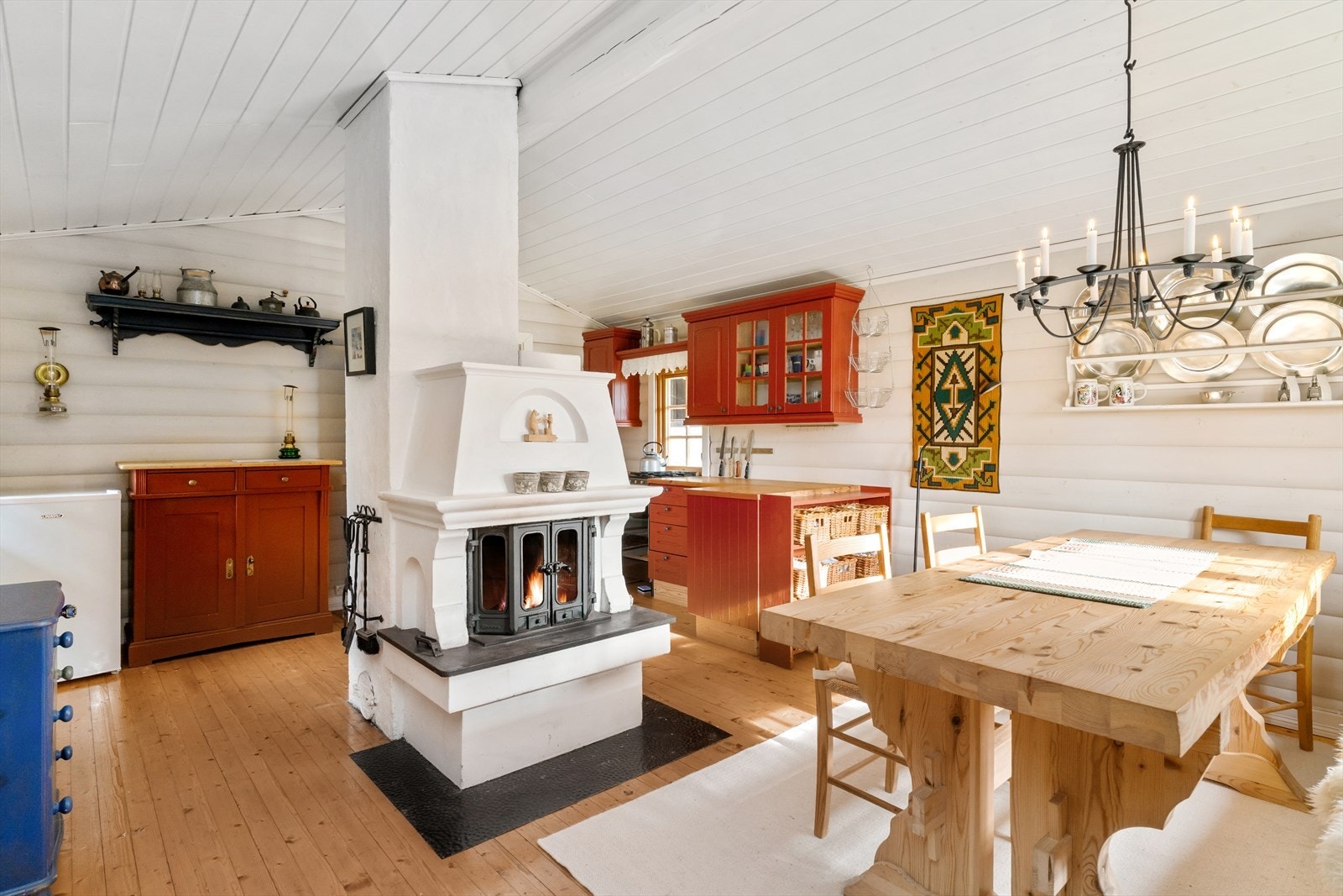 Fyr i peisen, og hør veden knitre ved frokostbordet. Hytta er godt utstyrt i form av å ha fyringsmulighet i totalt 3 ildsteder. Galleribilde