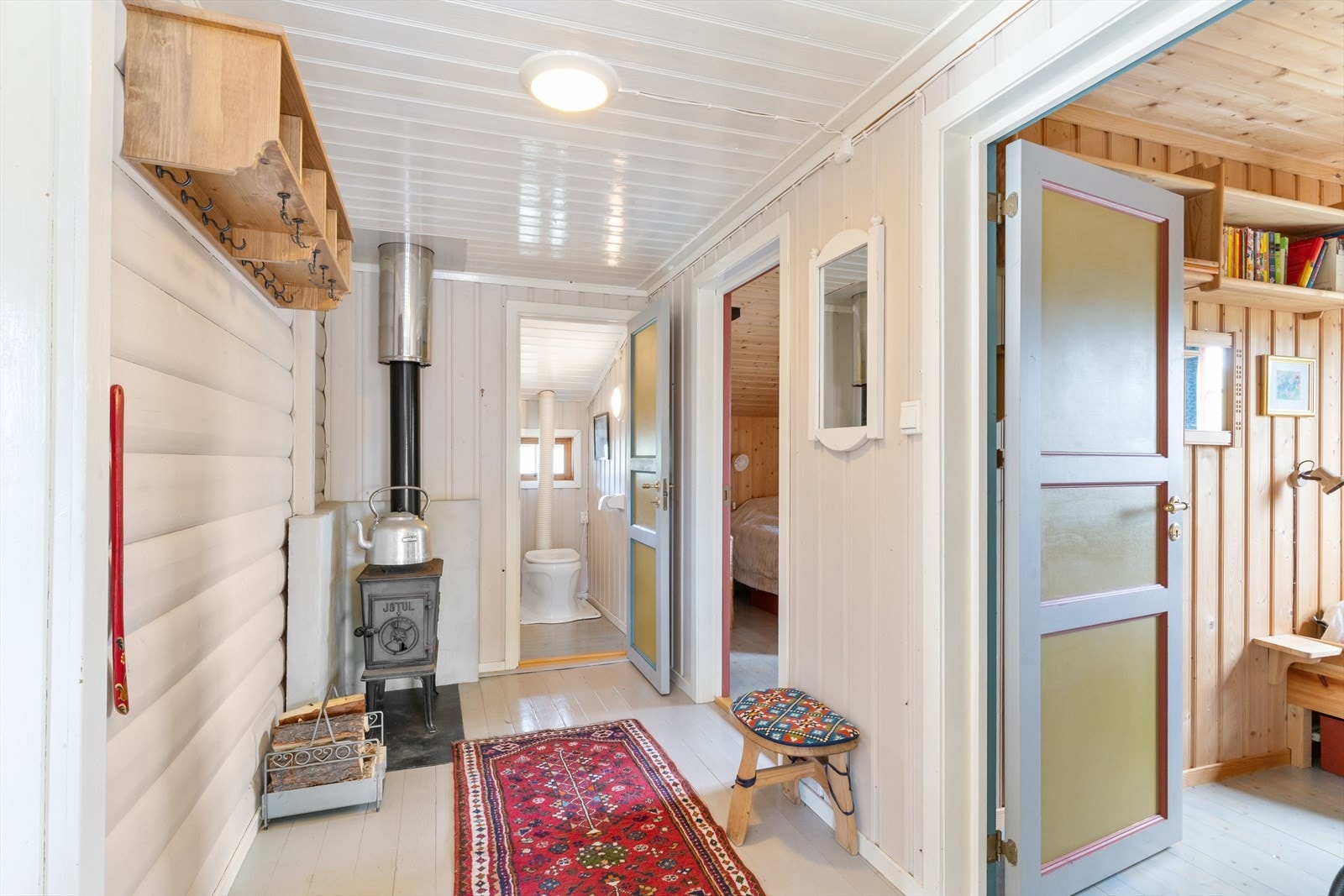 Velkommen inn! Man ankommer hytta gjennom et hyggelig takoverbyggd inngangsparti, og videre inn til en romslig entré med eget ildsted. Galleribilde