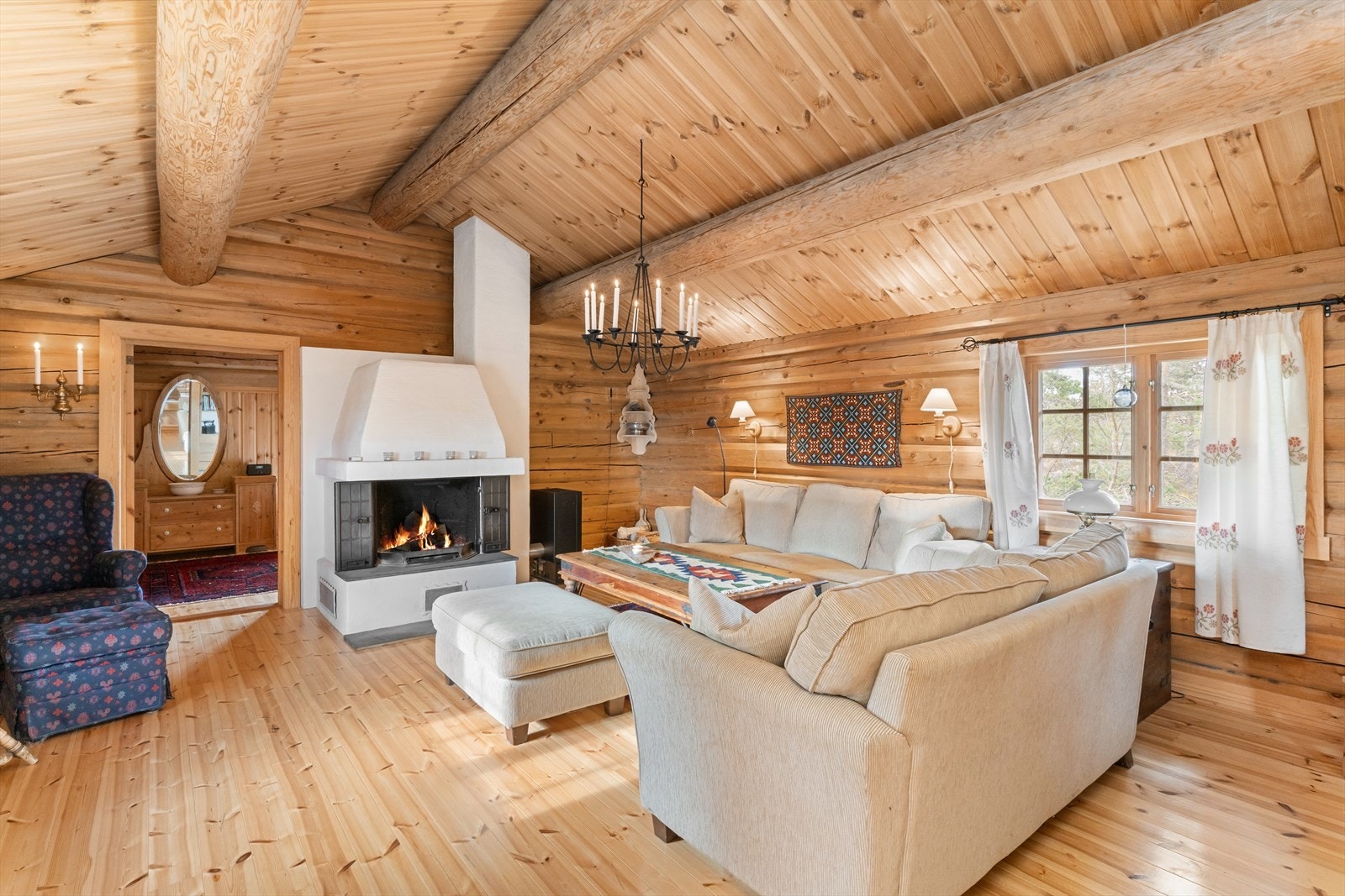 Eget ildsted også her. Mønt himling med store takåser og solid laft. Et unikt særpreg og ekte hyttefølelse. Galleribilde