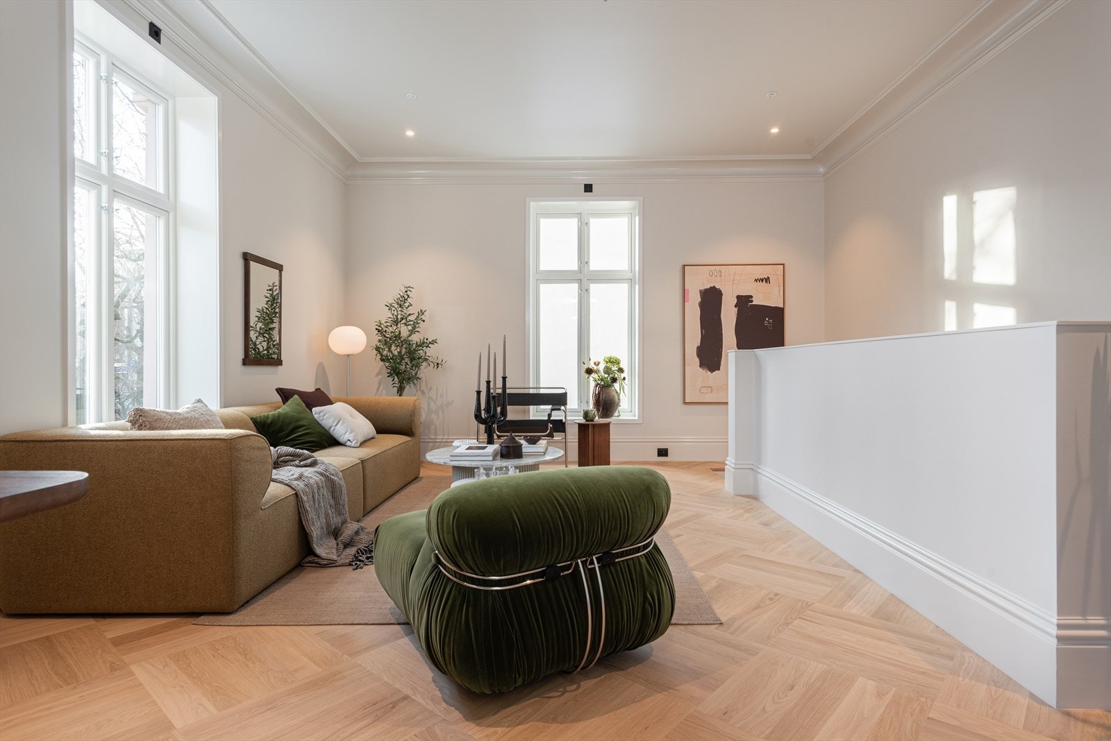 Leiligheten byr på en stor og fin stueavdeling med svært god møbleringsfrihet Galleribilde