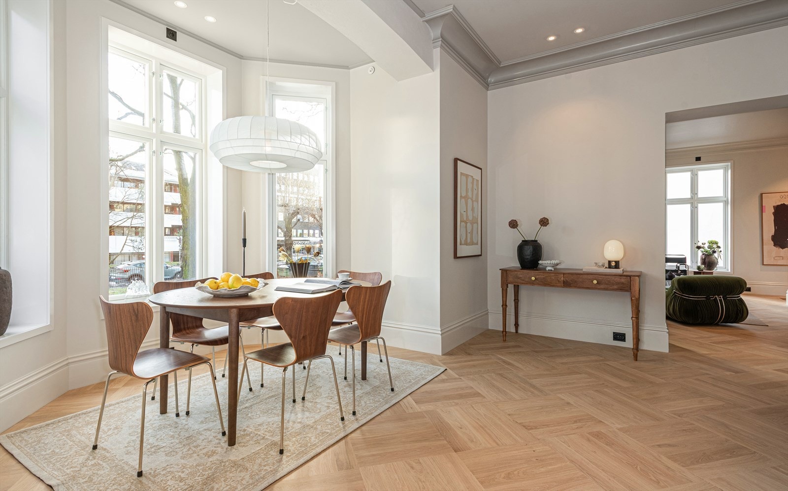 Leiligheten har delikat 1- stavs eikeparkett, lekkert listverk og nytt skjult elektrisk anlegg Galleribilde