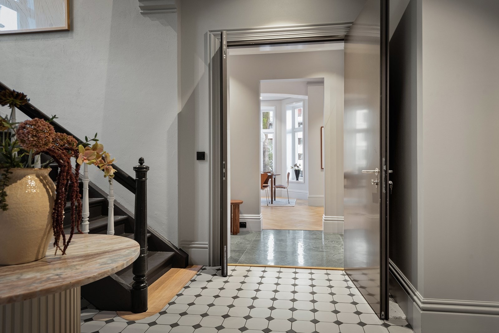 Et representativt inngangsparti som harmonerer godt med den ærverdige villaens karakter Galleribilde