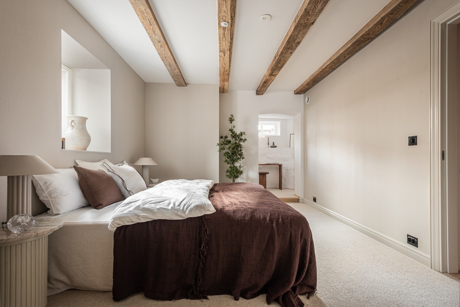 Hovedsoverommet utgjør en egen masteravdeling med tilknyttet garderobe og bad Galleribilde