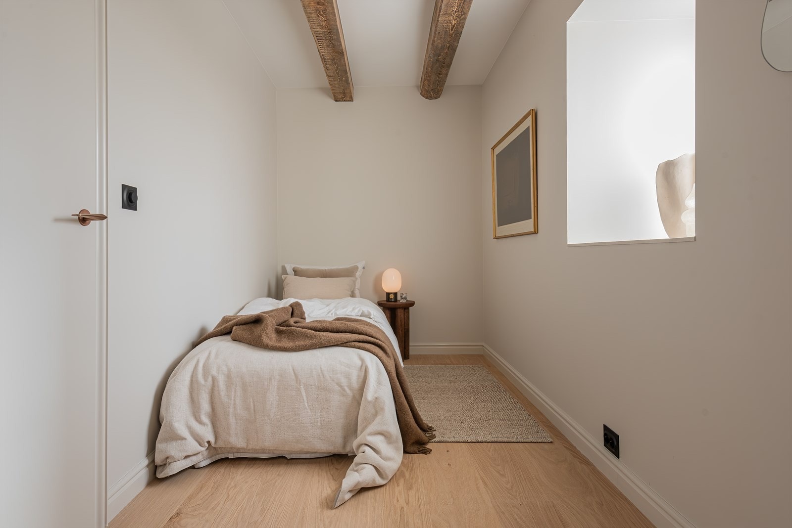 Rommene har plass til seng, garderobeløsning og nattbord Galleribilde