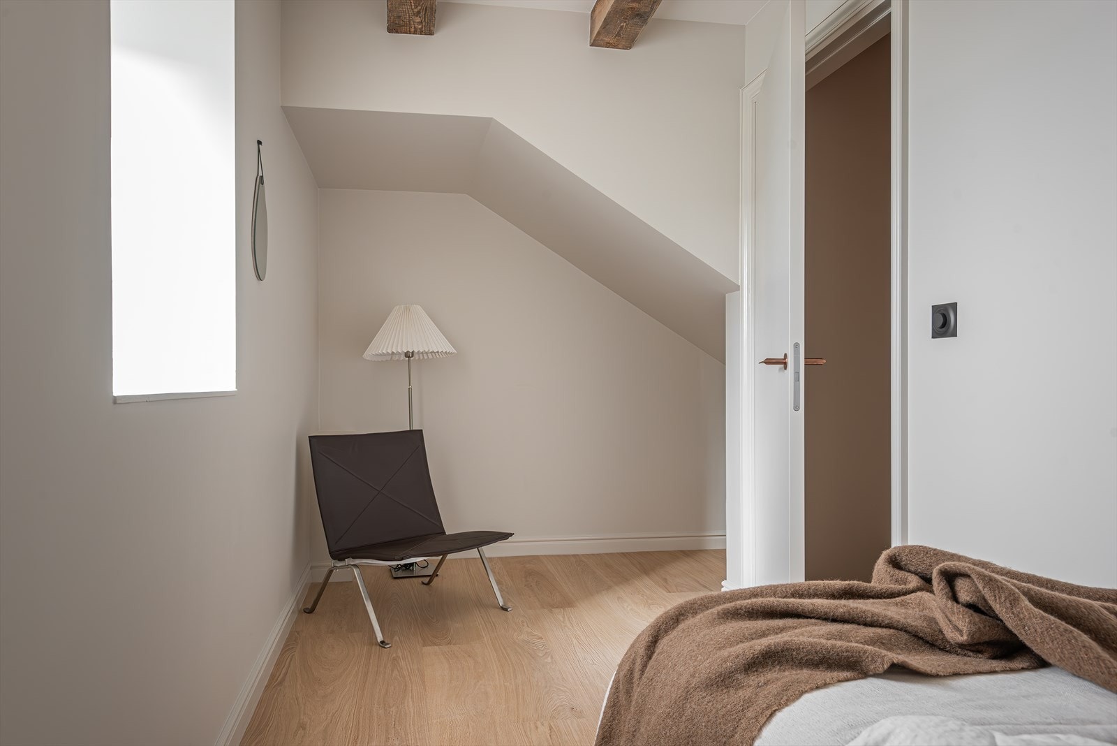 Gulv i kjeller er avrettet og isolert med 15 cm EPS, radonduk og ny støp Galleribilde