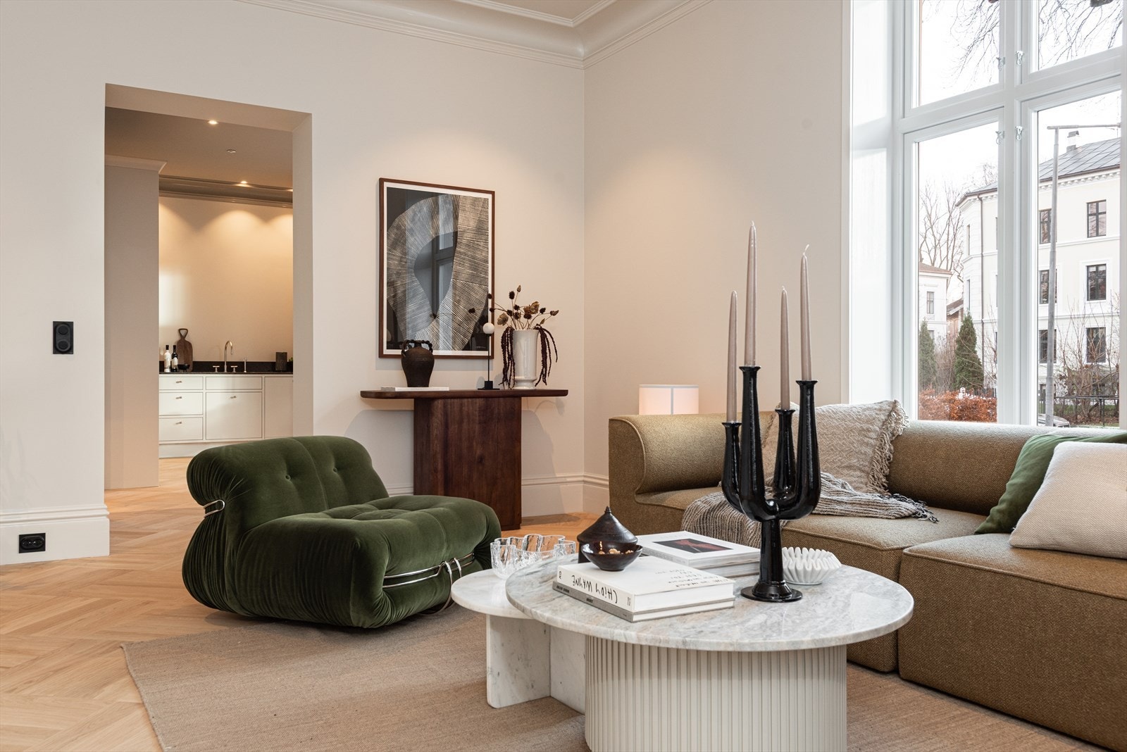 Kjøkkenet, som ligger delvis adskilt fra stuen, er et høykvalitetskjøkken i lekker og tidløs utforming spesialbygget av møbelsnekkerverksted Galleribilde