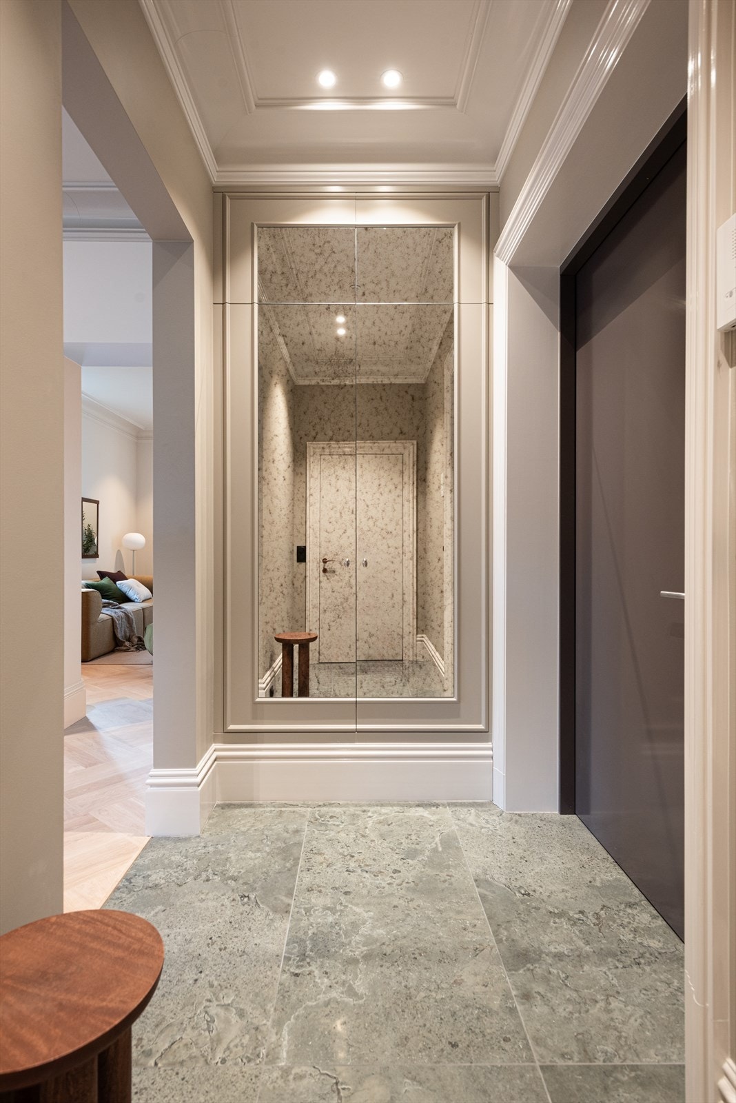 Leiligheten har en meget innbydende entré med flislagt gulv med gulvvarme, en tilpasset garderobeløsning med skohylle og antikkspeil Galleribilde