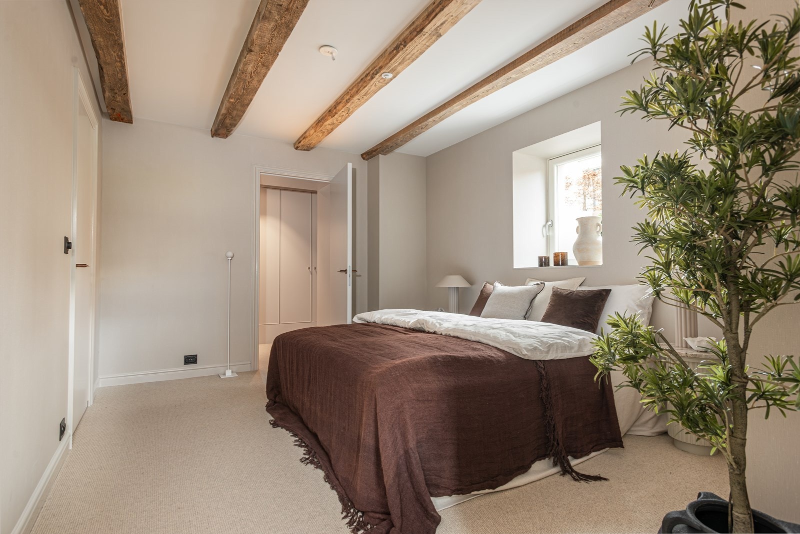 Ambisjonen med totalrenoveringen har vært å skape et nytt, gammelt bygg - en bolig der historiske kvaliteter bevares og fremheves, samtidig som alle tekniske løsninger, materialer og funksjoner løftes til dagens høyeste standard Galleribilde