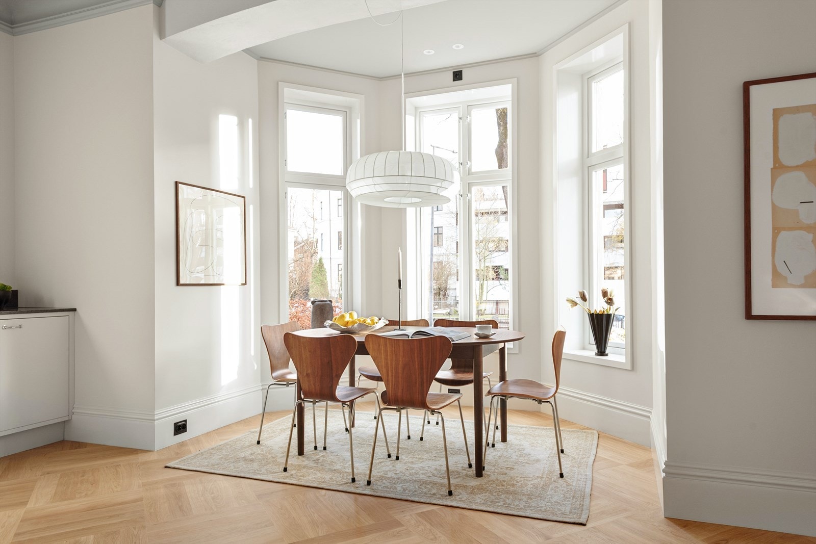 Karnappet gir en naturlig og romslig plass for spisebord, omgitt av vinduer som skaper en lys og behagelig atmosfære Galleribilde