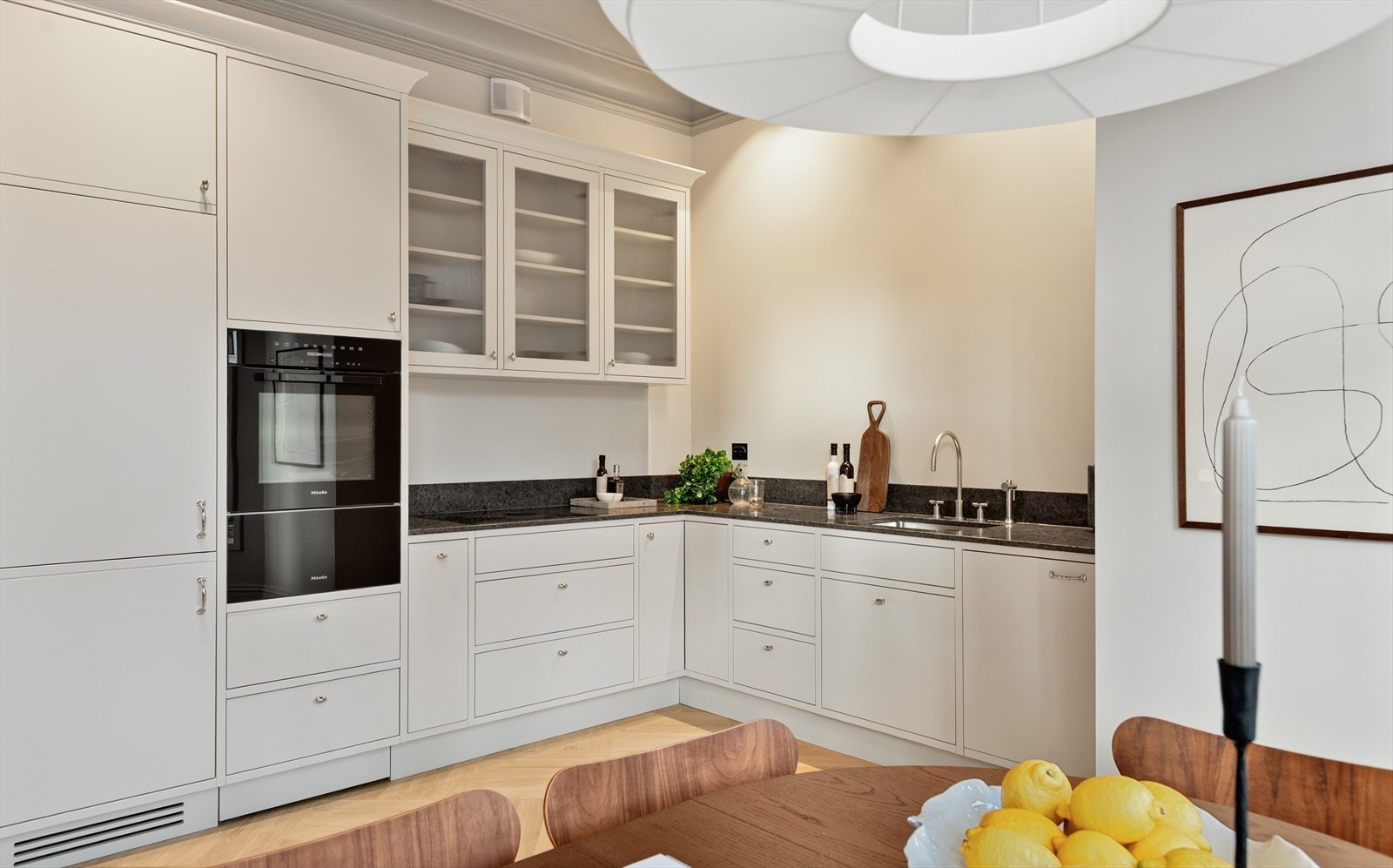 I sokkelen foran høyskapene er det trappetrinn som gjør de øverste hyllene lett tilgjengelige Galleribilde