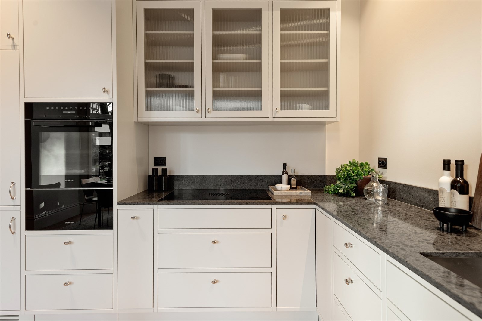 Kjøkkenet har godt med skap- og benkeplass, samt hvitevarer av svært god kvalitet Galleribilde