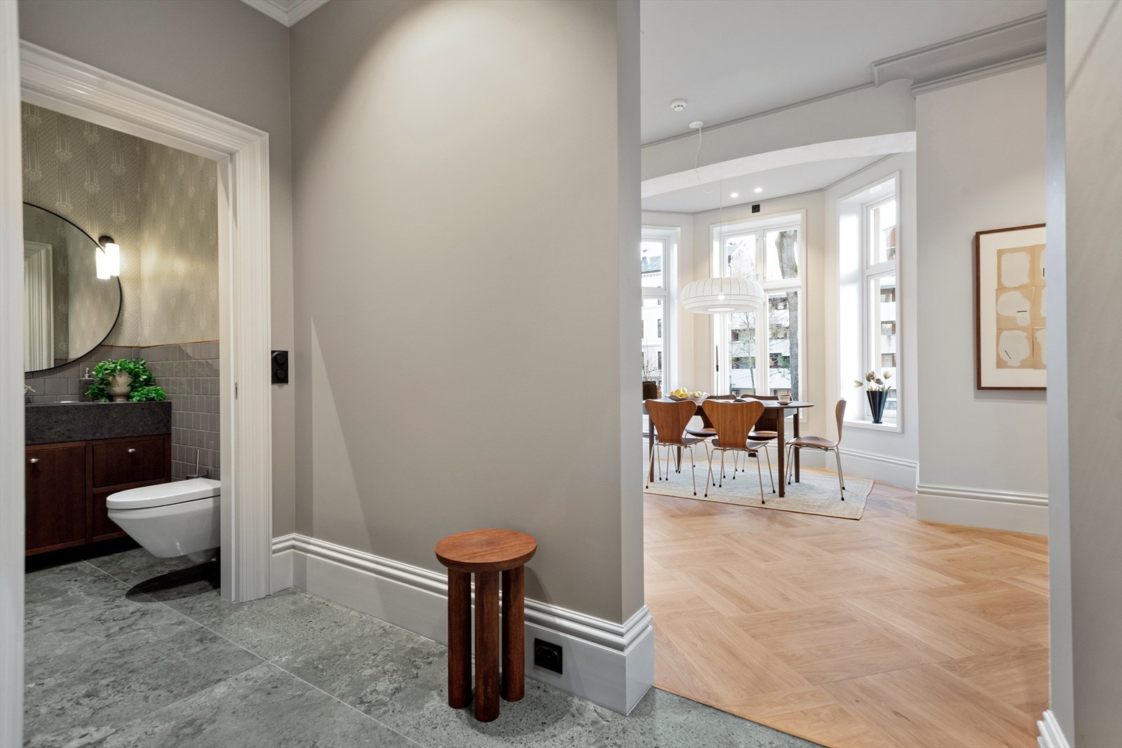 Bygget er totalt renset ned til bærende konstruksjoner - Alle innvendige vegger, himlinger, gulv, tekniske installasjoner og overflater er nye og bjelkelag er rettet opp og fóret opp for å sikre gode lydforhold Galleribilde