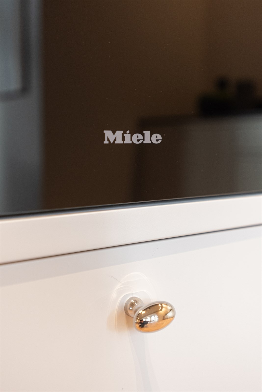 Hvitevarer omfatter Liebherr kombiskap, Miele stekeovn, varmeskuff og helintegrert oppvaskmaskin samt Bora Pure plateopp med integrert ventilator Galleribilde