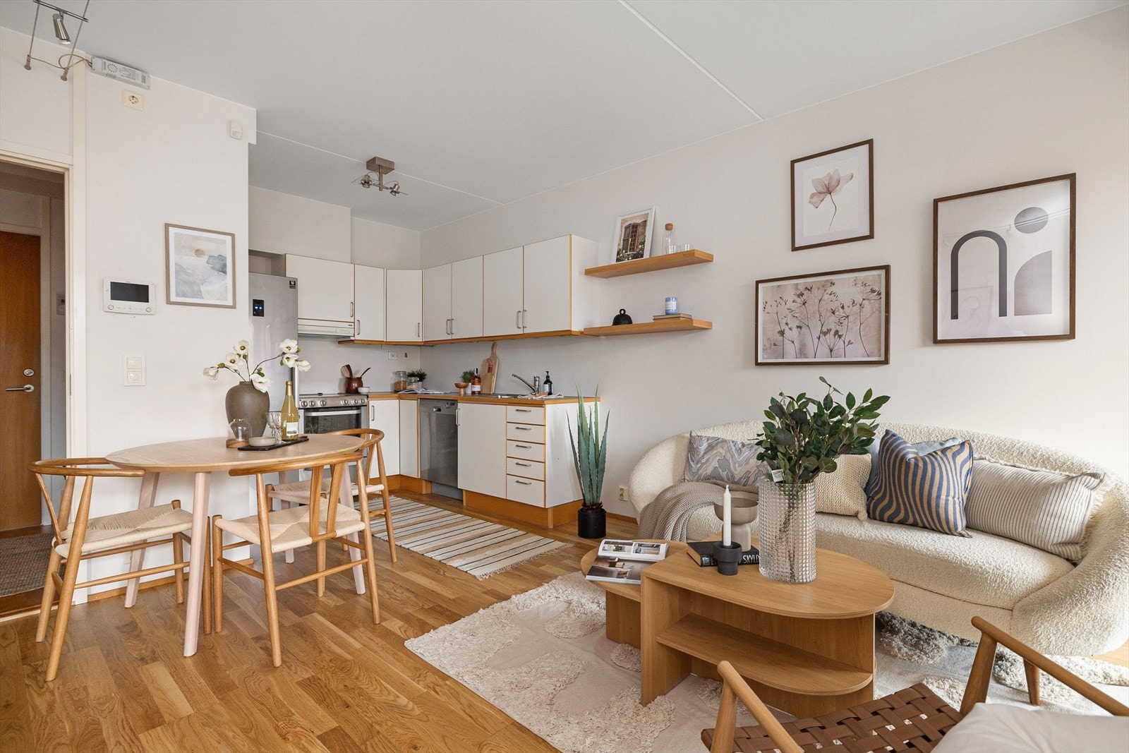 Åpen stue- og kjøkkenløsning. Galleribilde