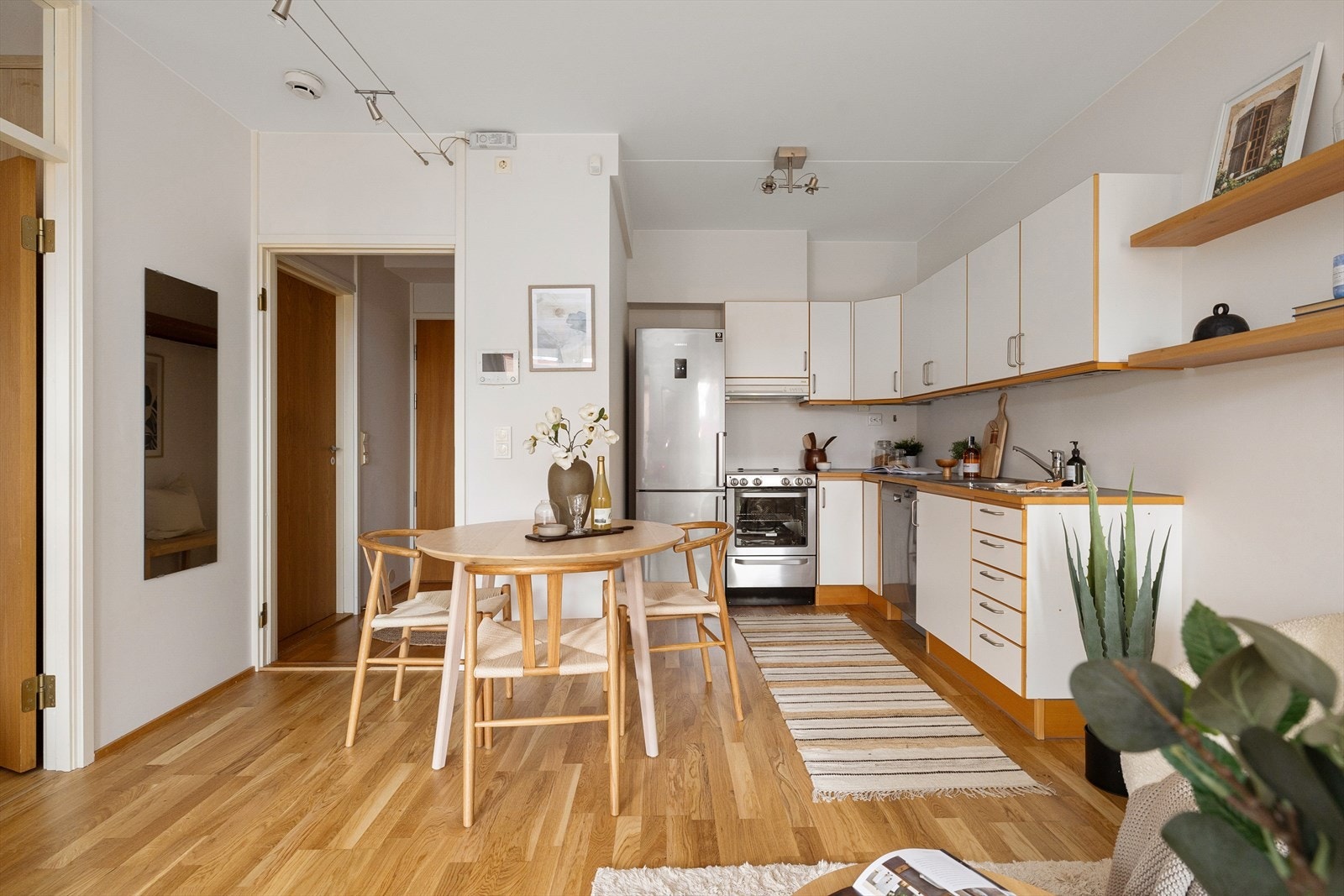 Kjøkkenet har innredning med glatte fronter. Benkeplaten er av laminat. Galleribilde