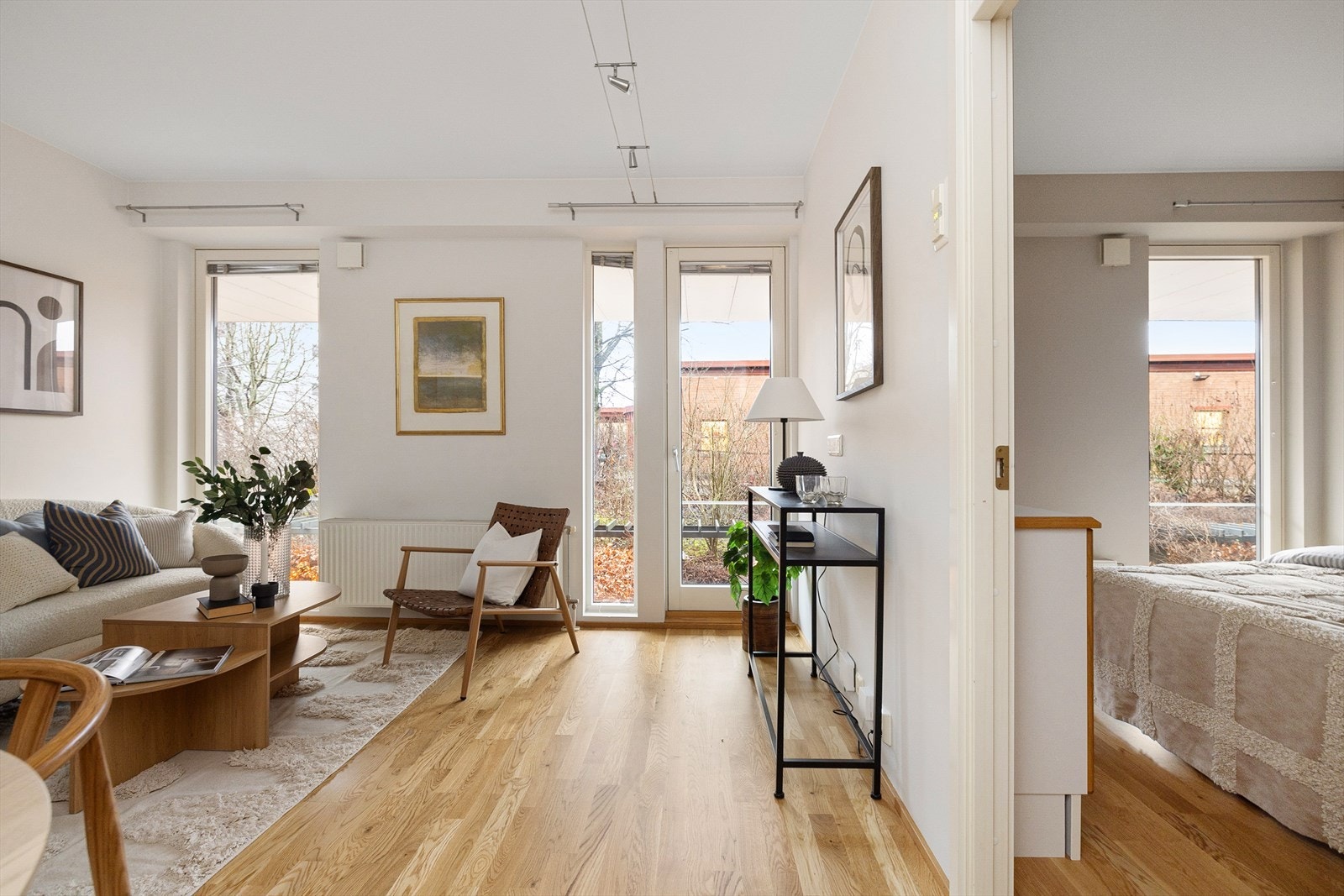 Lys og hyggelig stue med plass til sofaseksjon med tilhørende møblement og spisebord. Galleribilde