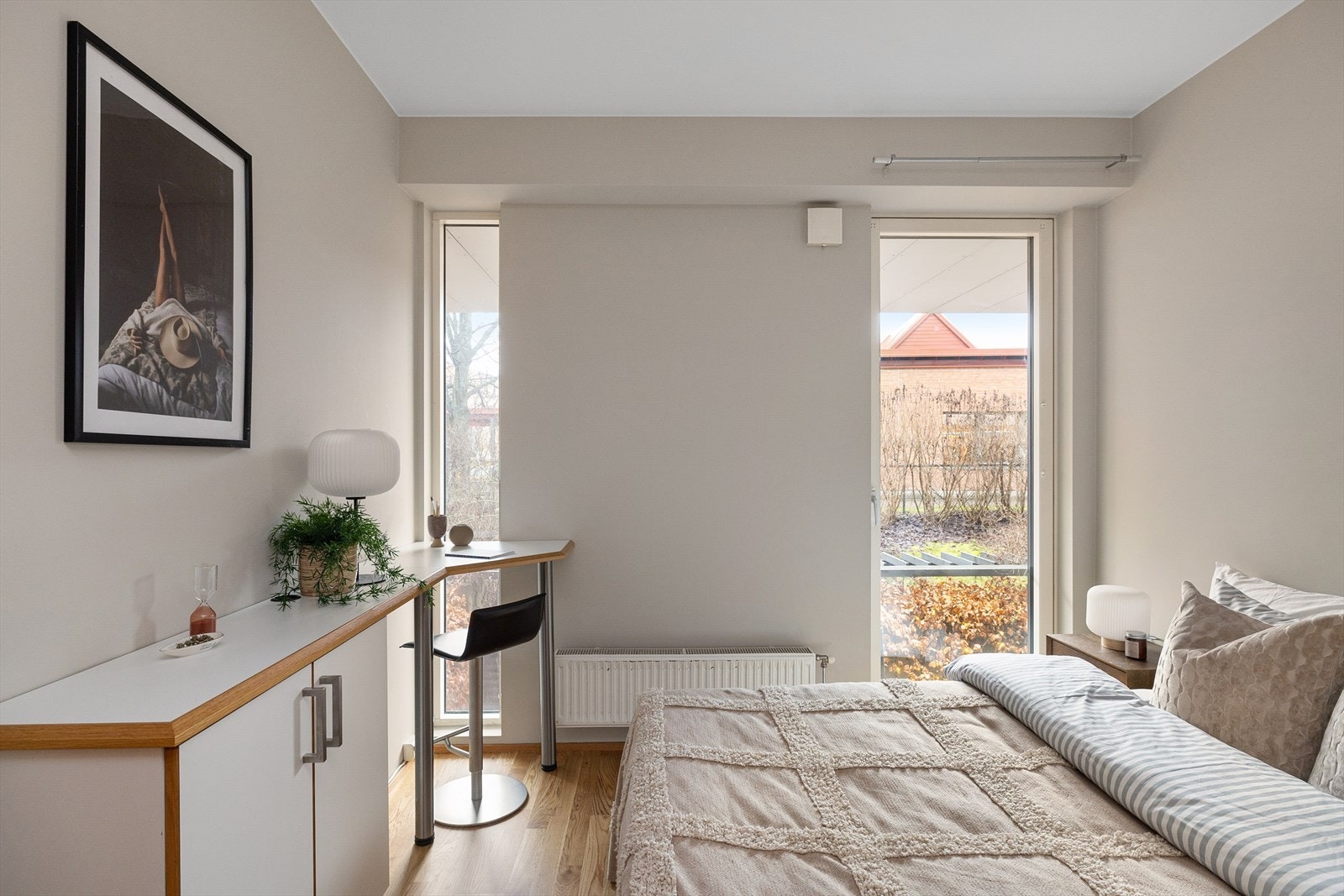 Romslig soverom med fransk balkong. Det er satt inn plisségardiner på soverommet. Galleribilde