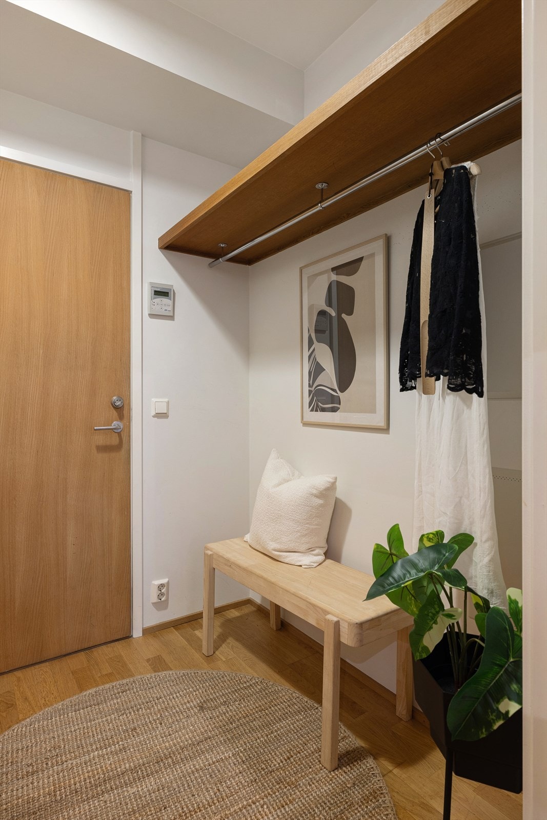 Lys og innbydende entré som gir godt førsteinntrykk av leiligheten. Galleribilde