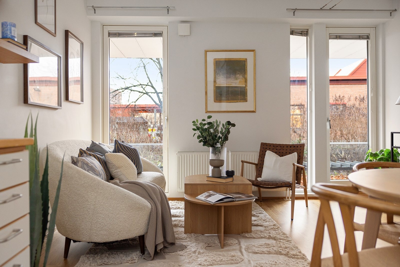 Store vindusflater som gir rikelig med luft og lys. Galleribilde