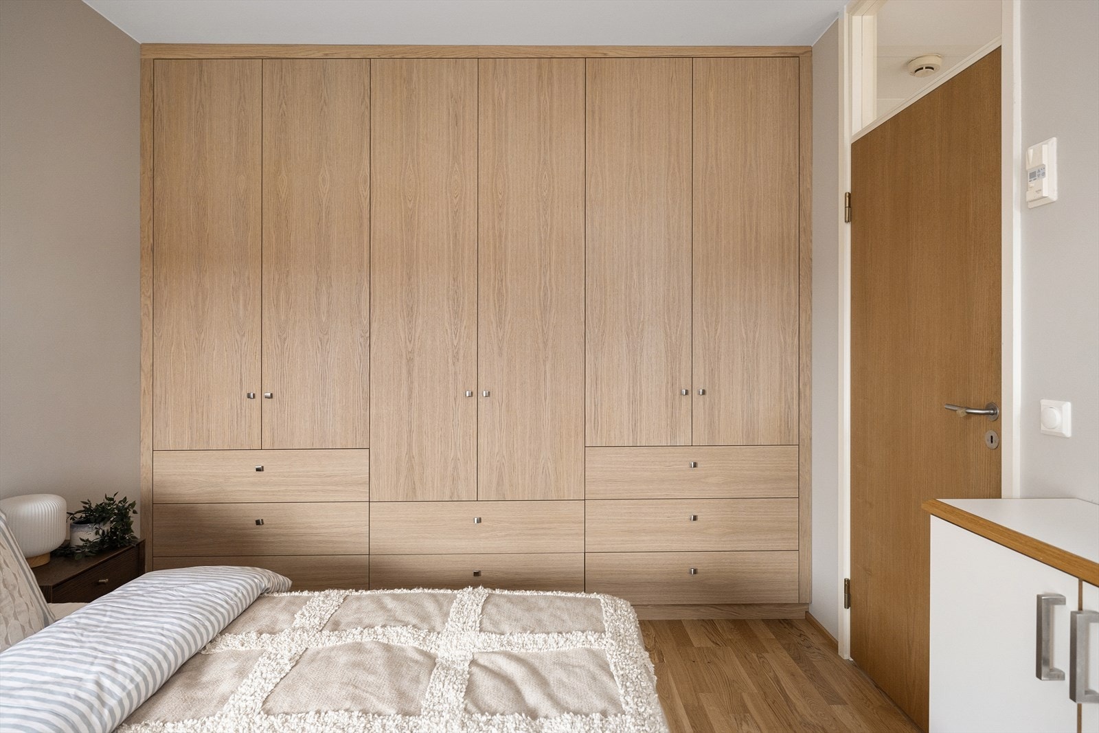 Godt med oppbevaringsplass i garderobeløsning. Soverommet har fransk balkong. Galleribilde