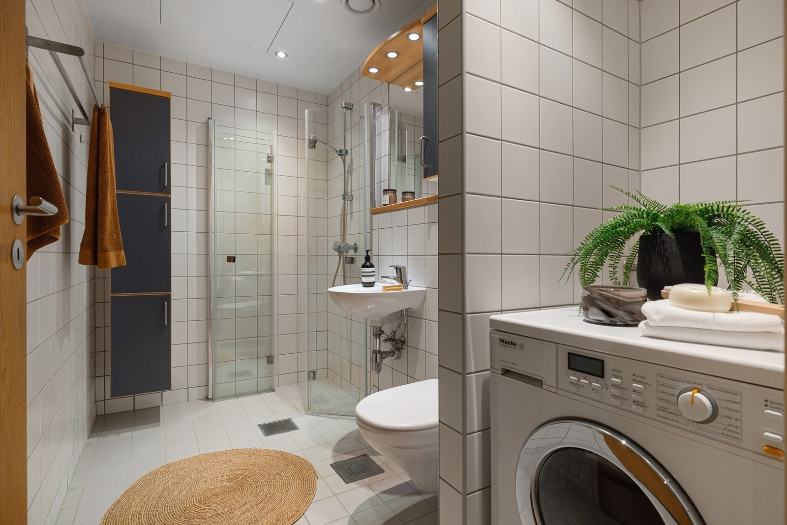 Flislagt baderom fra byggeår med varme i gulvet. Galleribilde