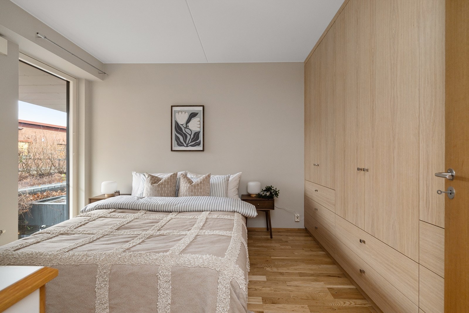 God plass til dobbeltseng med tilhørende nattbord. Galleribilde