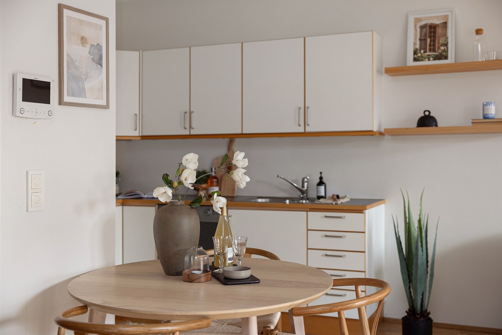 Det er avtrekk via sentralt avtrekksanlegg i bygget. Galleribilde