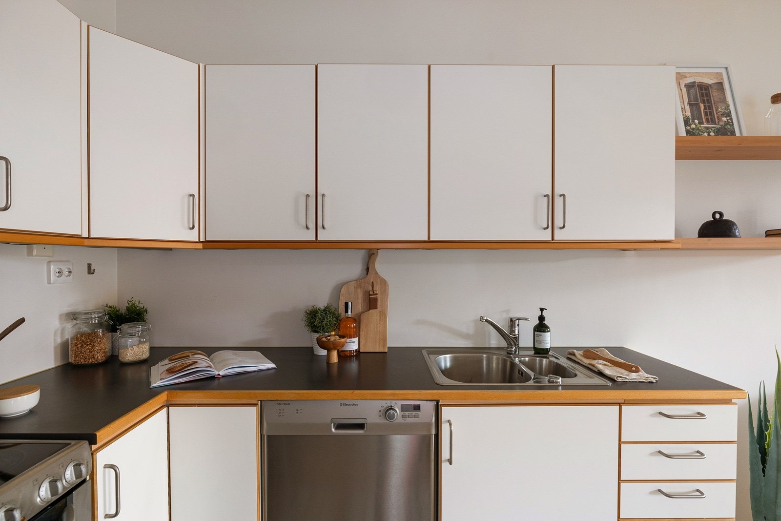 Det er frittstående oppvaskmaskin, komfyr og kombiskap. Vannstoppsystem. Galleribilde