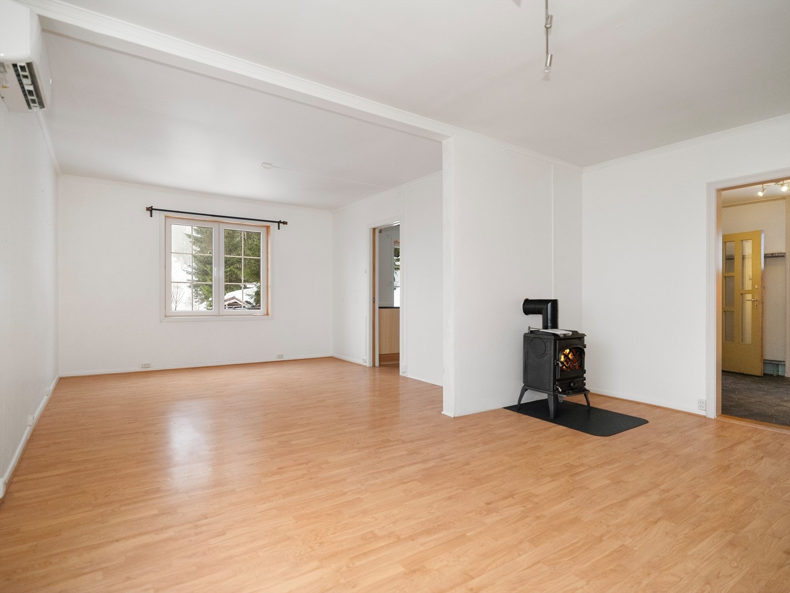 Den åpne løsningen er på hele 31 kvm, noe som skaper god plass til både sofa- og spisegruppe Galleribilde