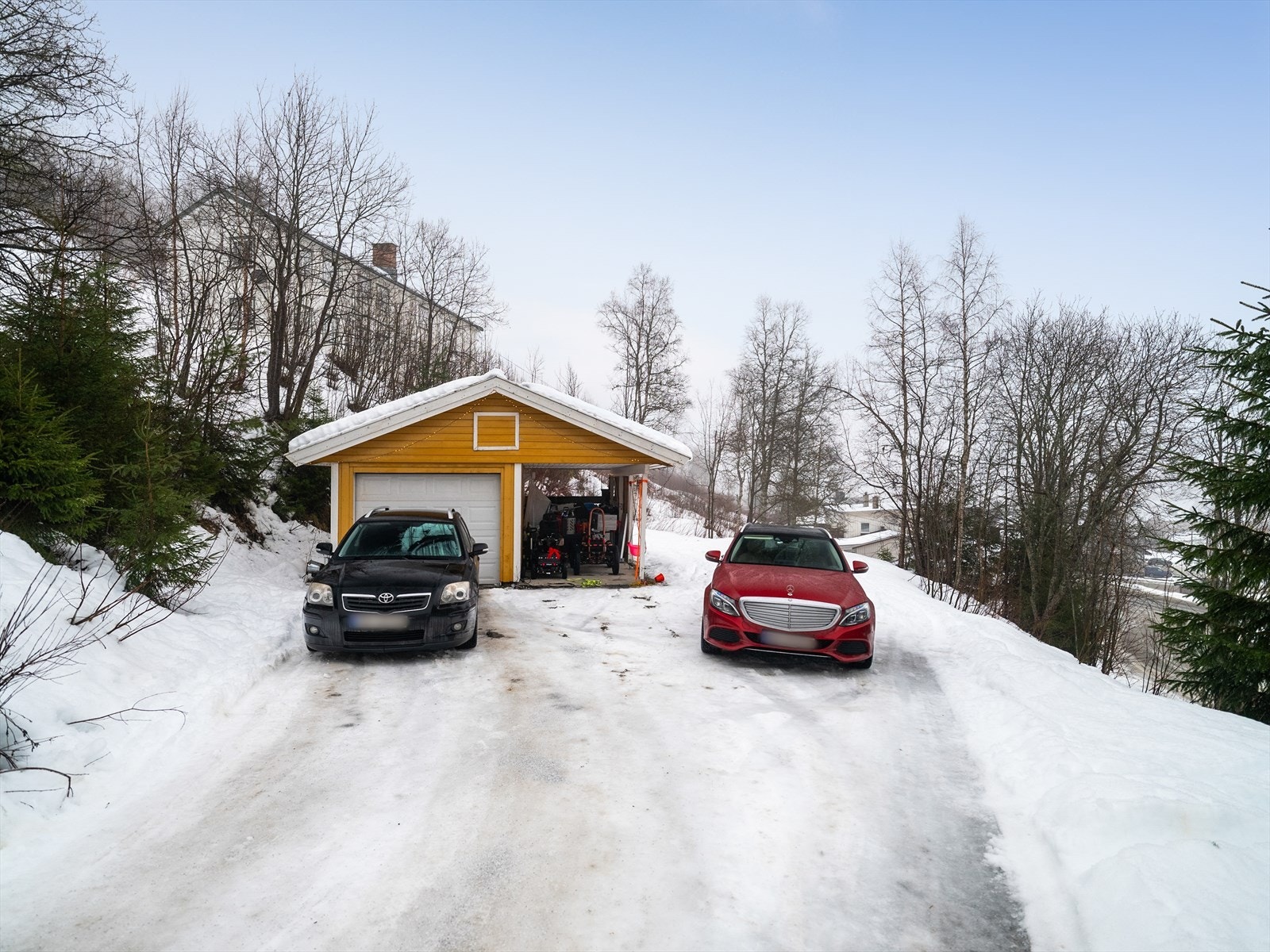 Garasje med carport Galleribilde