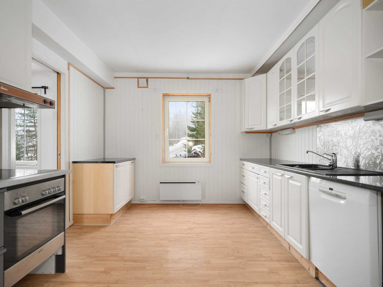 Enkelt og funksjonelt kjøkken med alt du trenger til hverdagsbruk Galleribilde