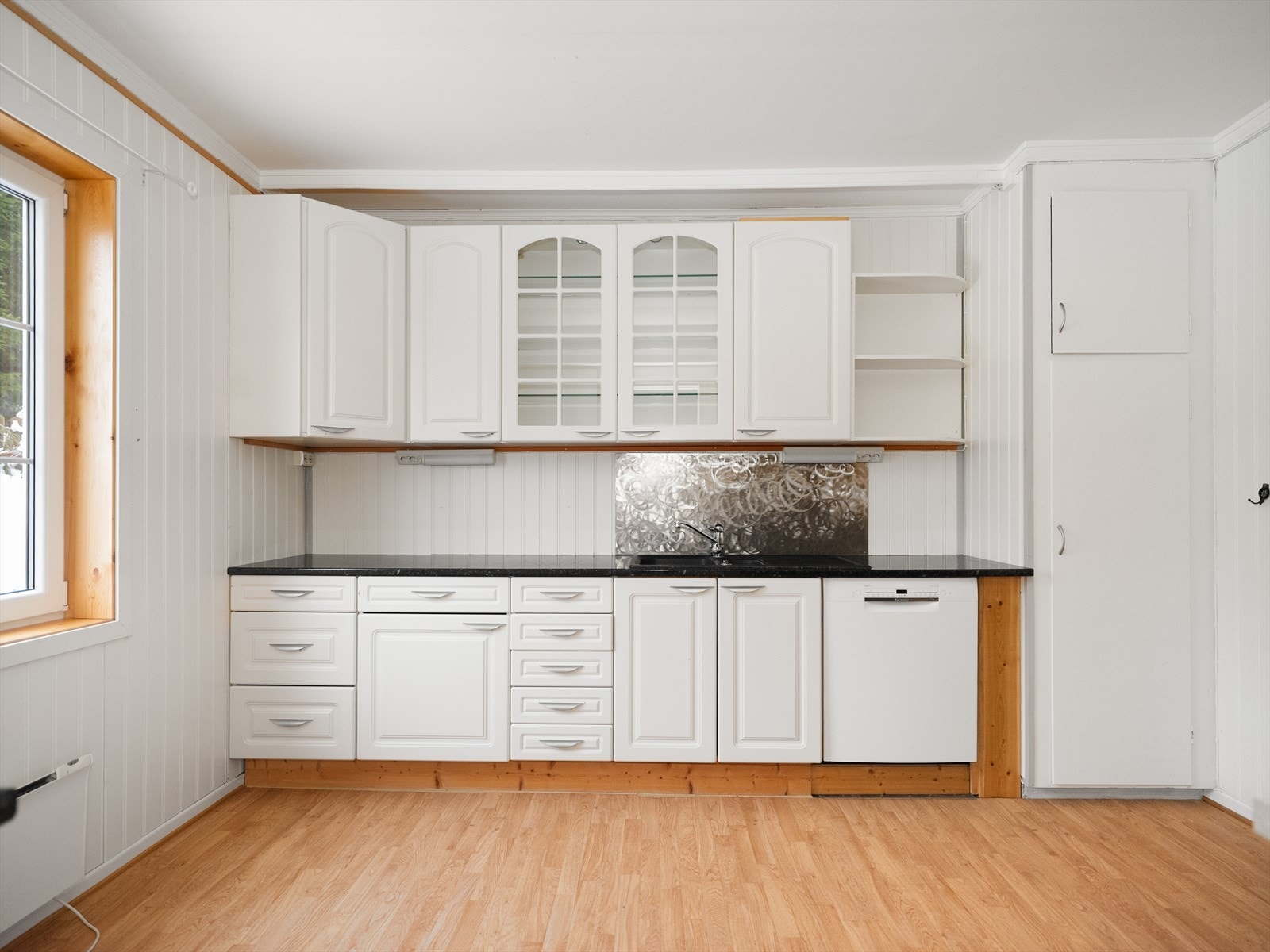 Kjøkkenet er på 12 kvm og er praktisk adskilt fra stuen Galleribilde