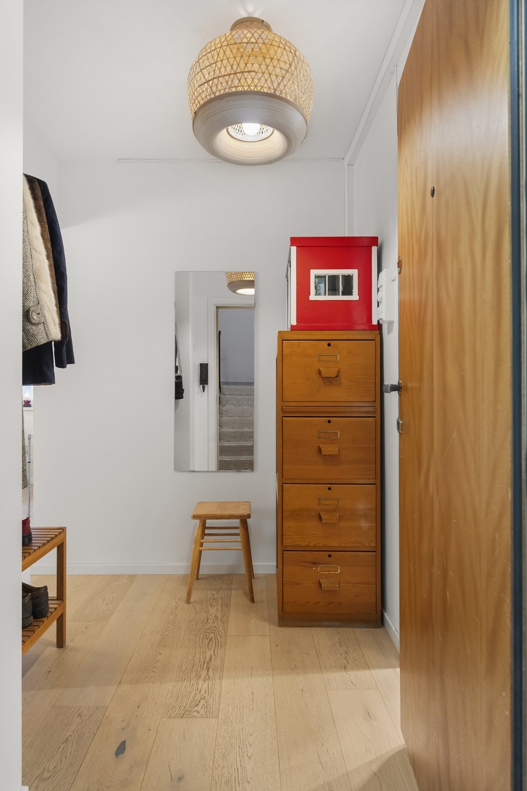 Velkommen inn! Det første som møter deg er en innbydende entré som setter tonen for resten av boligen Galleribilde