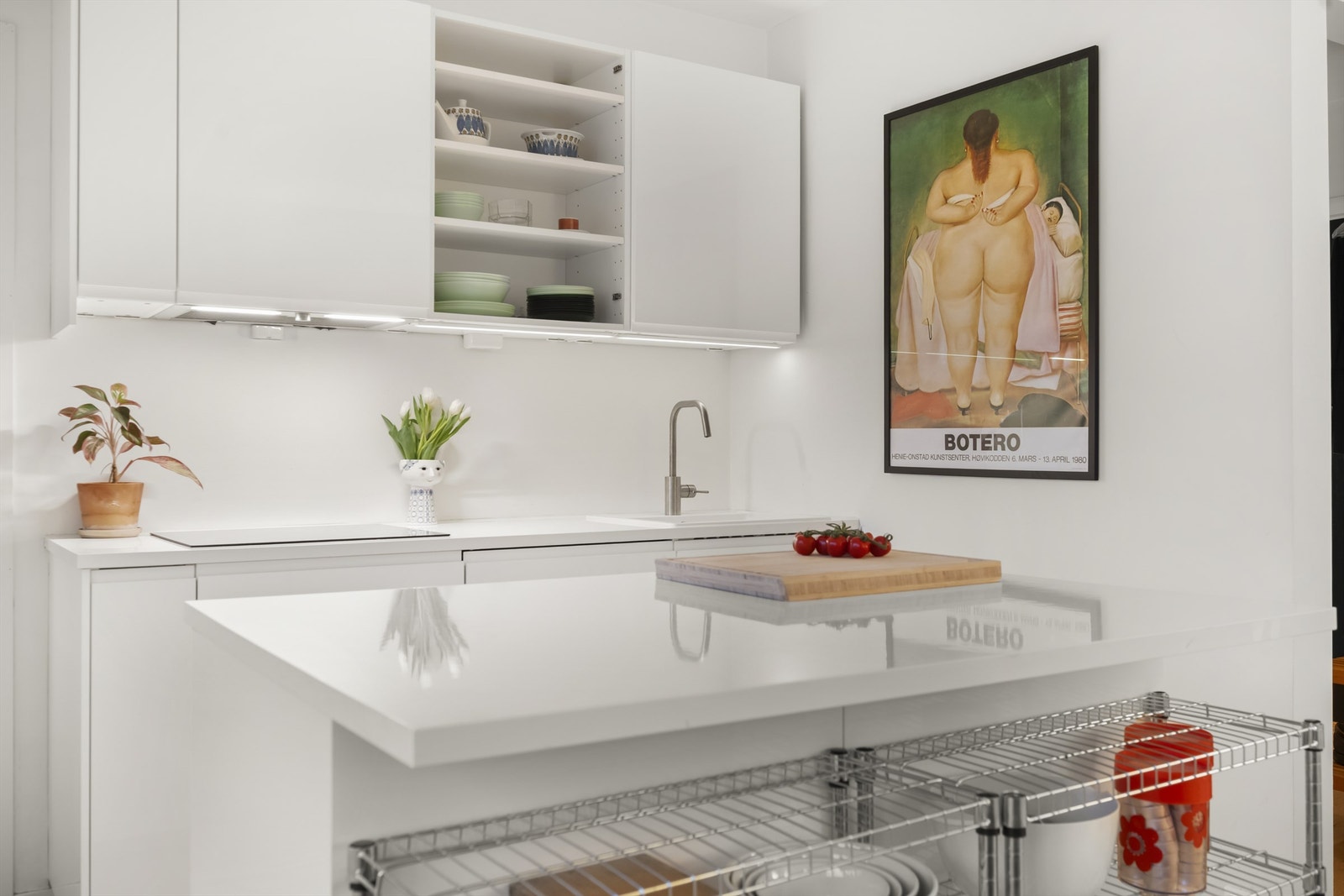 Kjøkkenøy som bidrar til god benkeplass Galleribilde