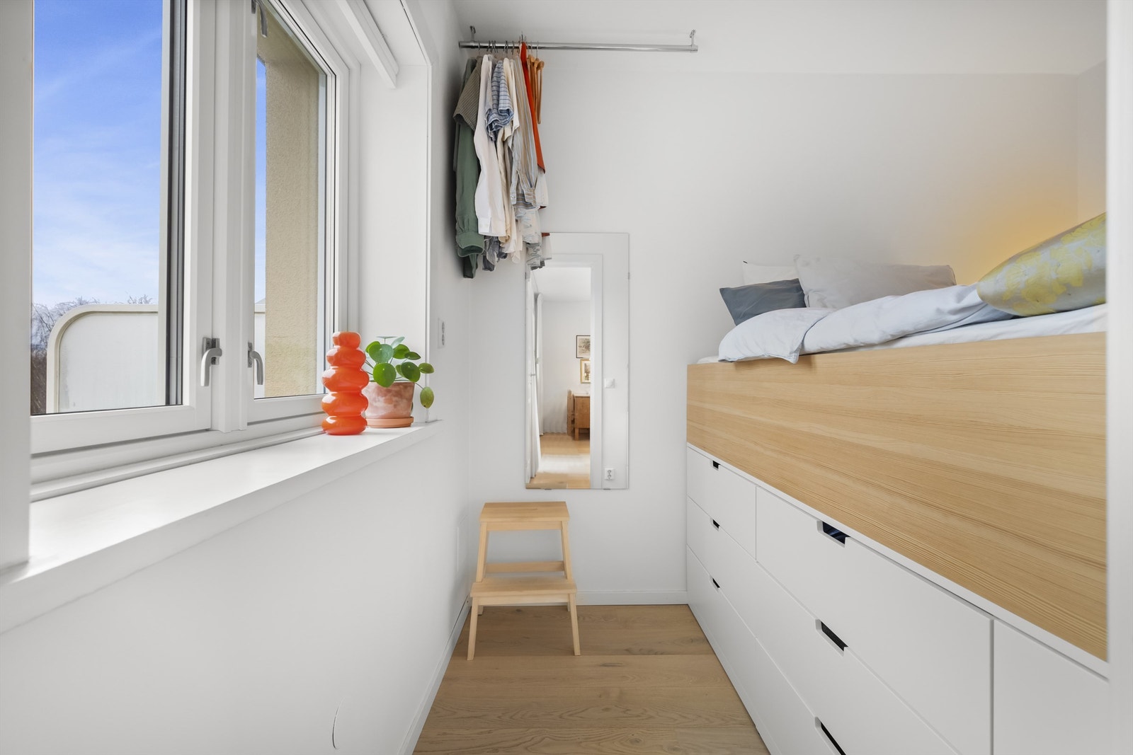 Soverommet er av god størrelse og har en plassbygd seng på 140 cm med oppbevaring Galleribilde