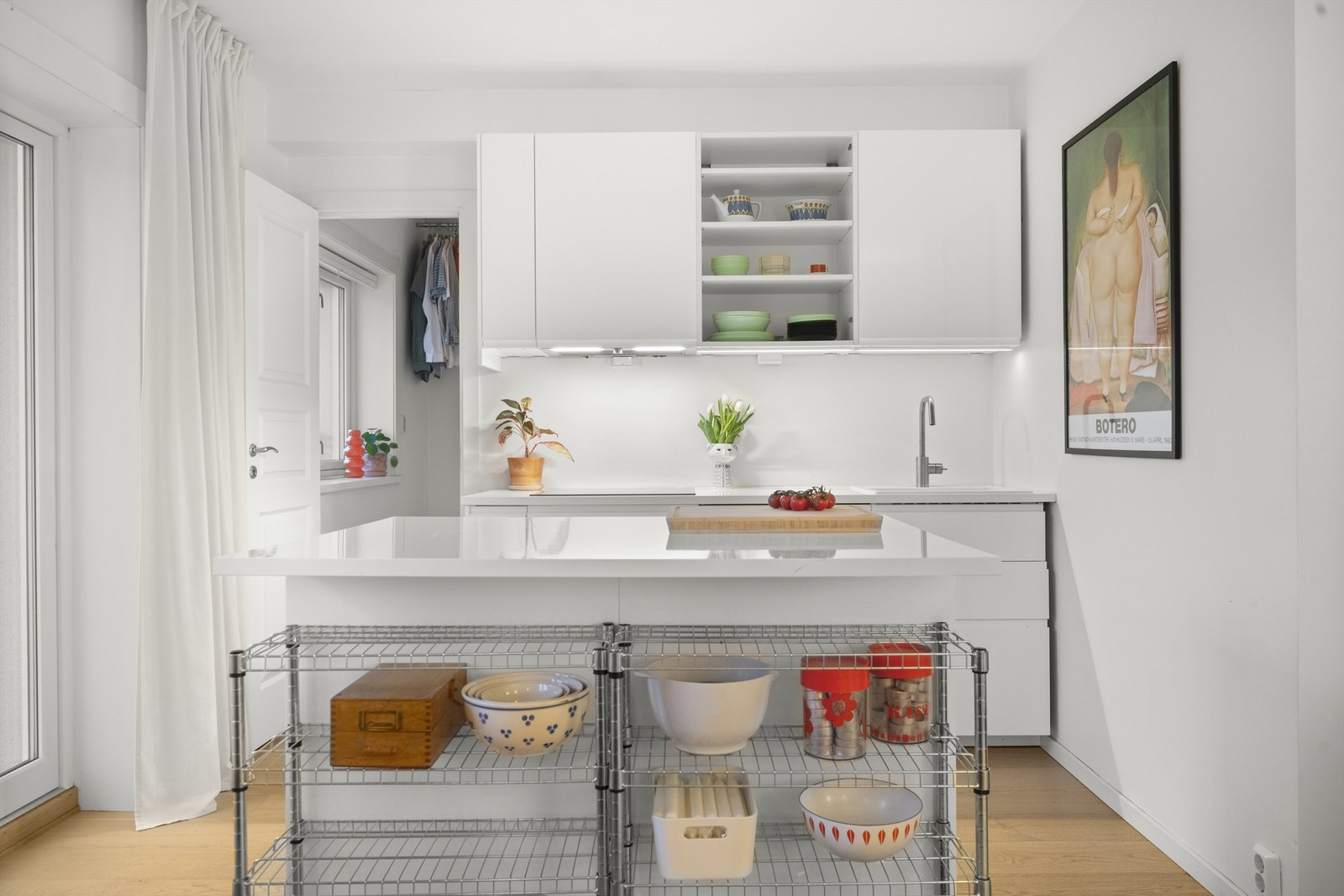 Kjøkkenet har en praktisk og oversiktlig utforming som gjør matlagingen til en hyggelig opplevelse Galleribilde