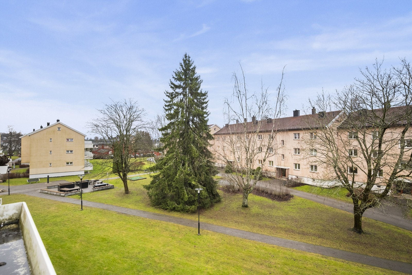 Leiligheten ligger ligger i byggets toppetasje så her er det lite innsyn og flott utsikt til borettslagets fellesområder Galleribilde