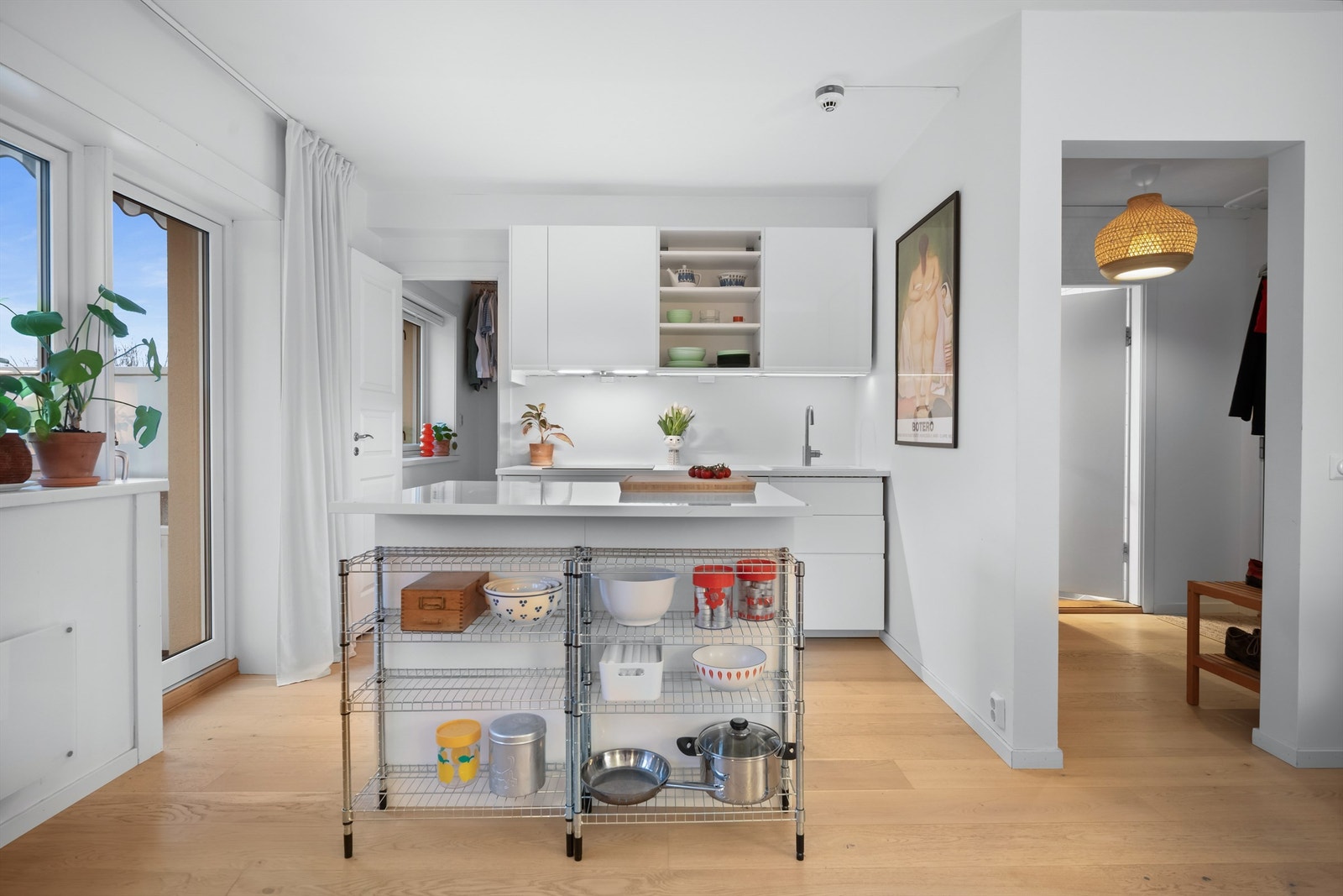 Leilighetens kjøkken er fra 2019 og er sømløst knyttet til stua Galleribilde