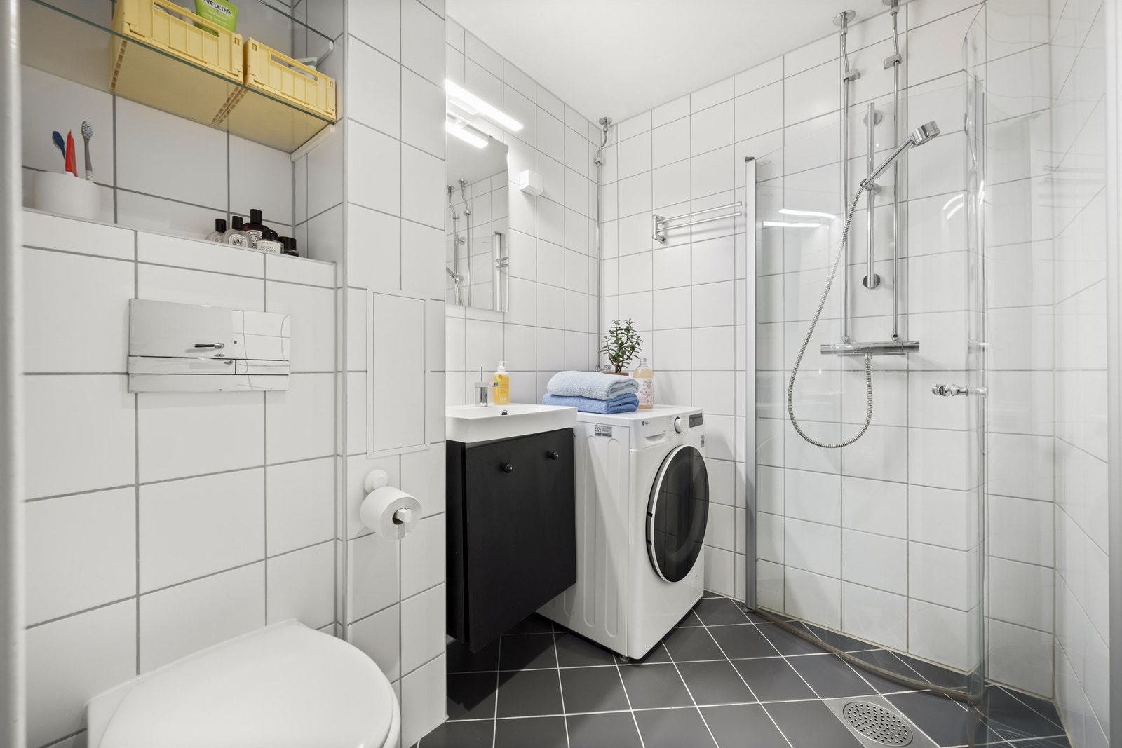 Badet ble pusset opp rundt 2011 i regi av borettslaget, og er helfliset med varmekabler i gulv Galleribilde