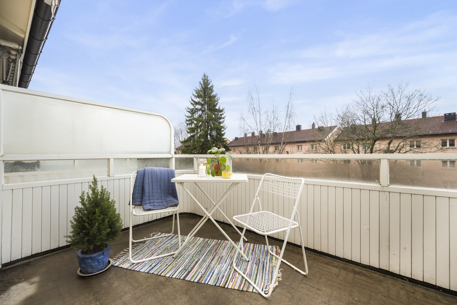 Balkongen er vestvendt og her kan du nyte solen fra ca. kl. 11:00 til kveld, ifølge selger Galleribilde