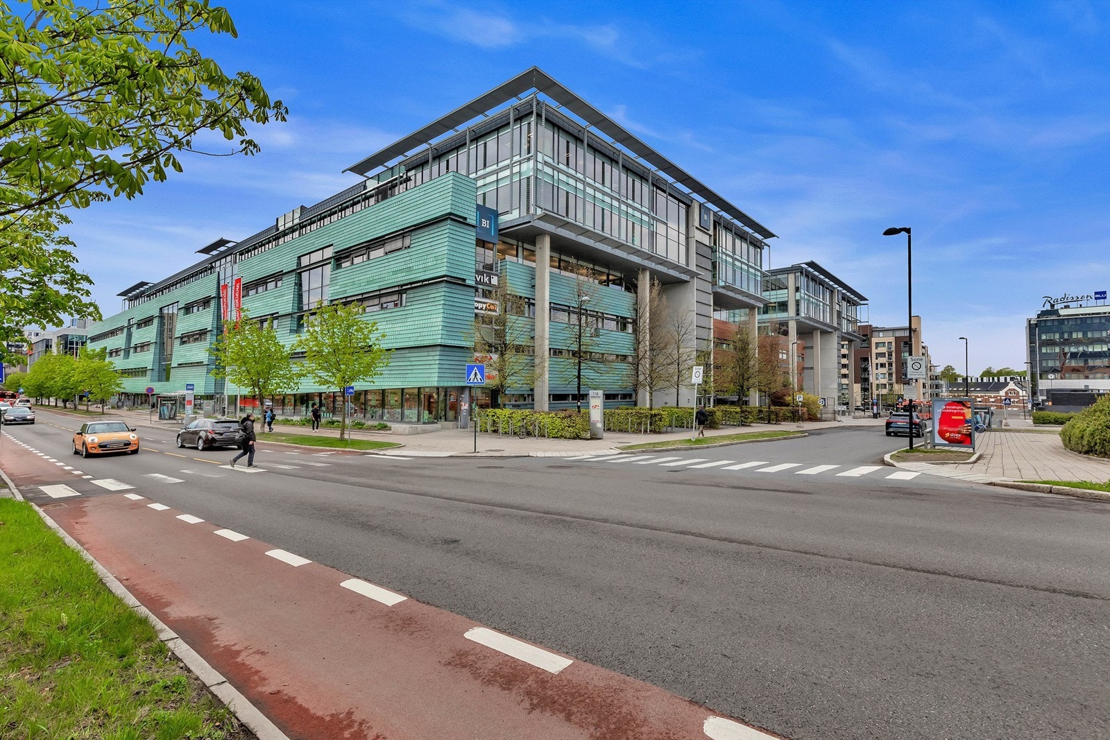 Kort vei med trikk eller buss til både Handelshøyskolen BI, Universitetet på Blindern samt Høyskolen i Oslo. Galleribilde