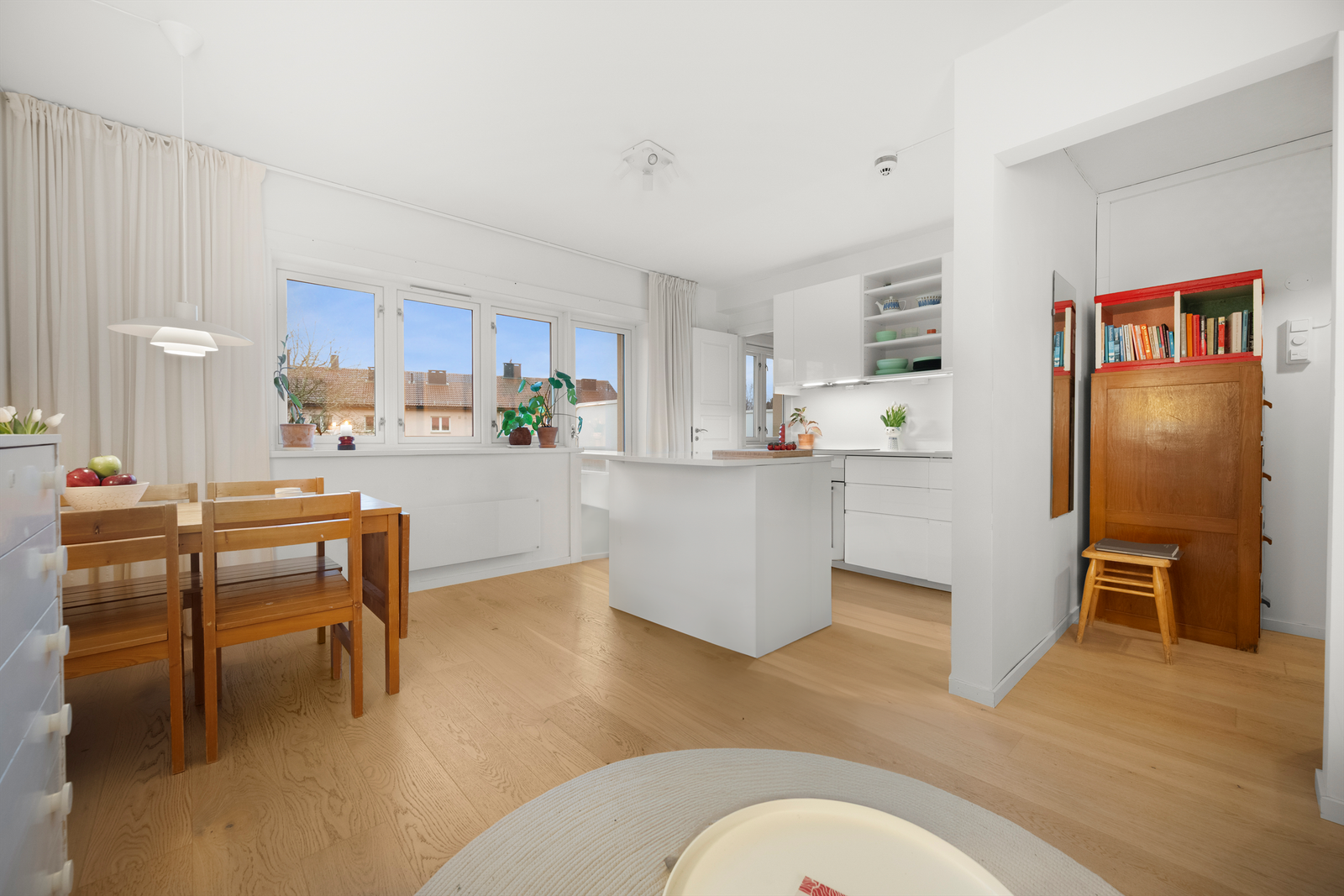 Flott parkettgulv fra 2019 og store vindusflater gir rikelig med naturlig lys Galleribilde