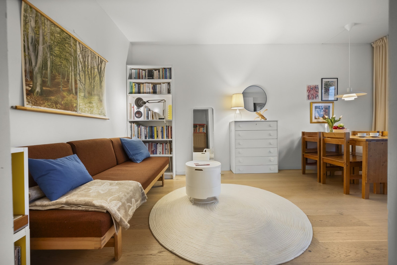 Stua er romslig med en praktisk og åpen planløsning som gir gode innredningsmuligheter etter egen smak. Foto: Martine Eren Galleribilde