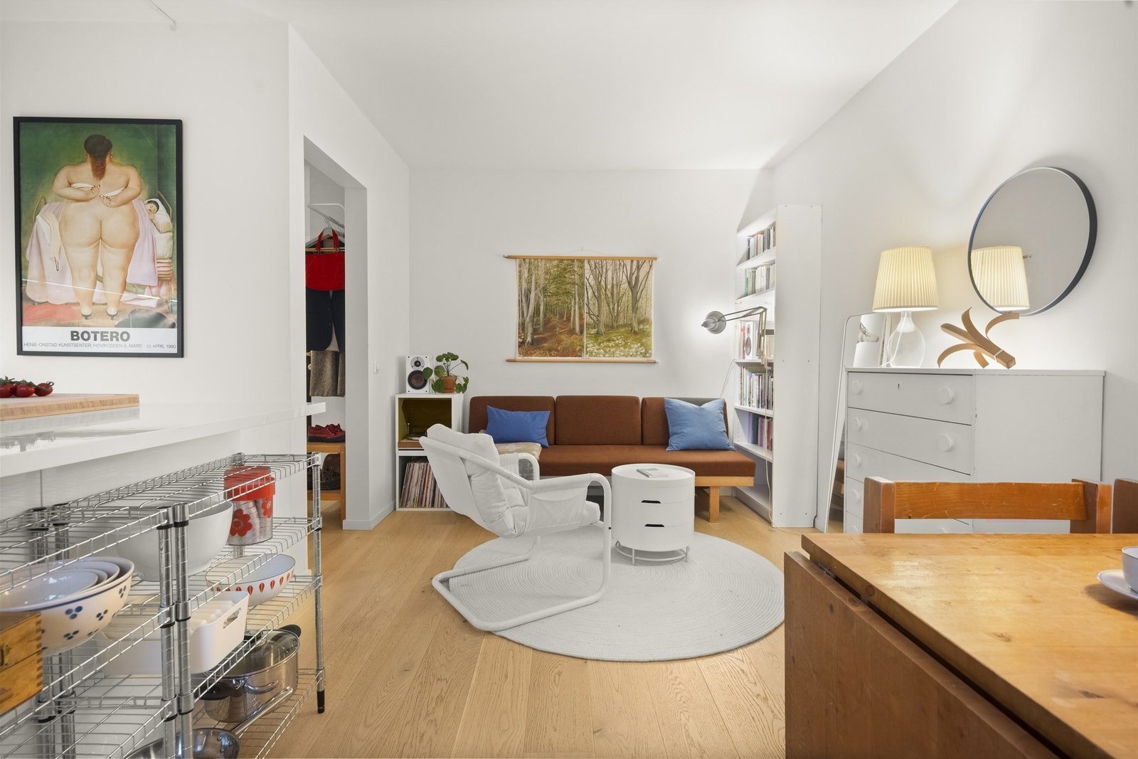 Stua har rikelig plass til både sofagruppe og spisebord Galleribilde